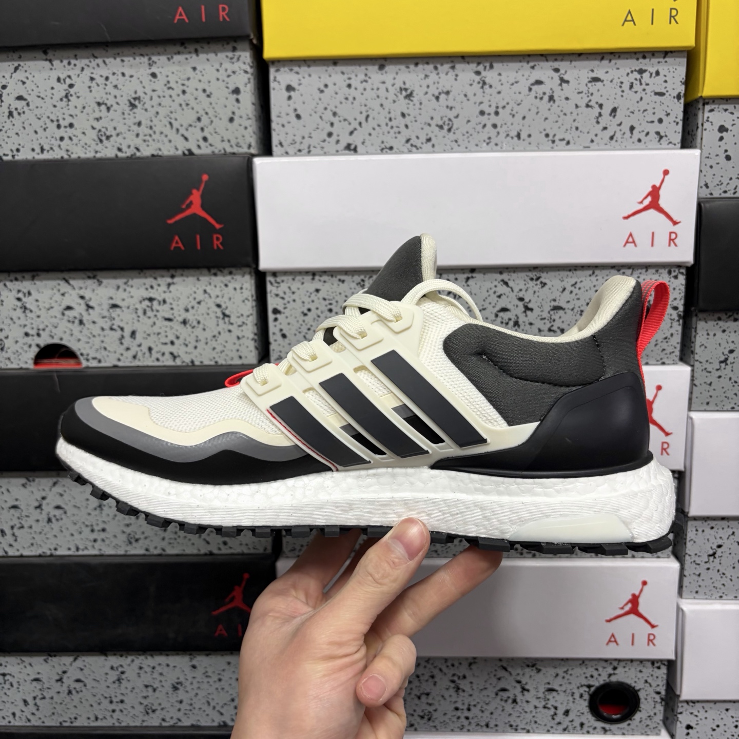 Ad Ultraboost All Terrain 4.0 全掌爆米花休闲运动跑鞋。采用网材搭配反光皮革