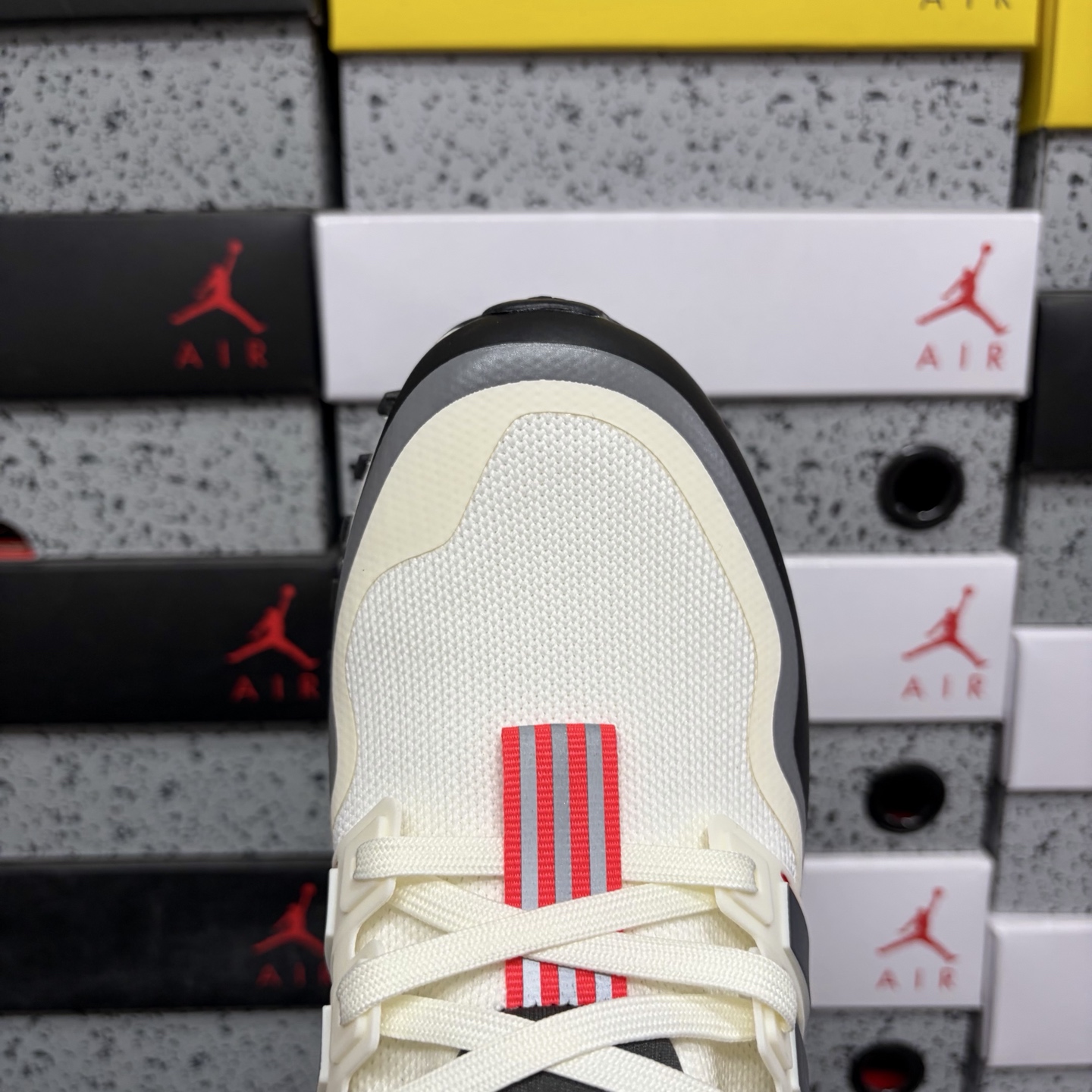 Ad Ultraboost All Terrain 4.0 全掌爆米花休闲运动跑鞋。采用网材搭配反光皮革