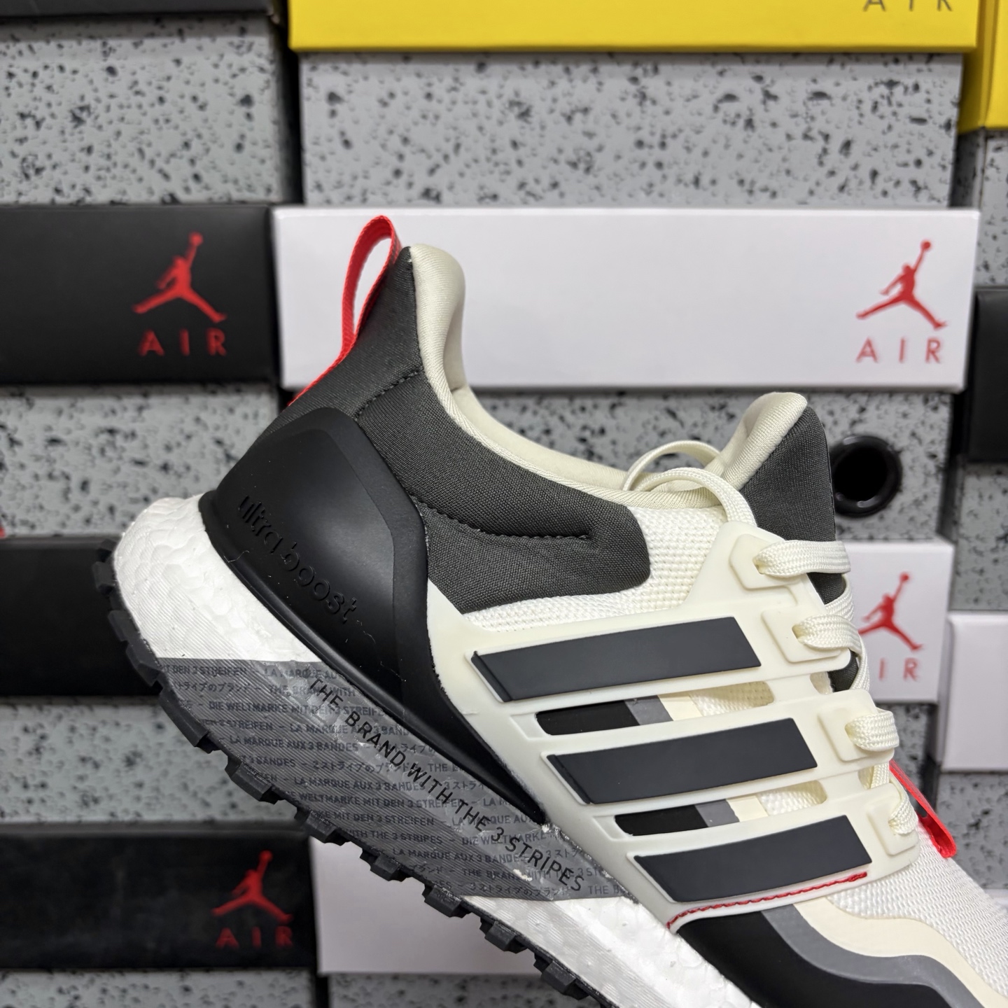 Ad Ultraboost All Terrain 4.0 全掌爆米花休闲运动跑鞋。采用网材搭配反光皮革