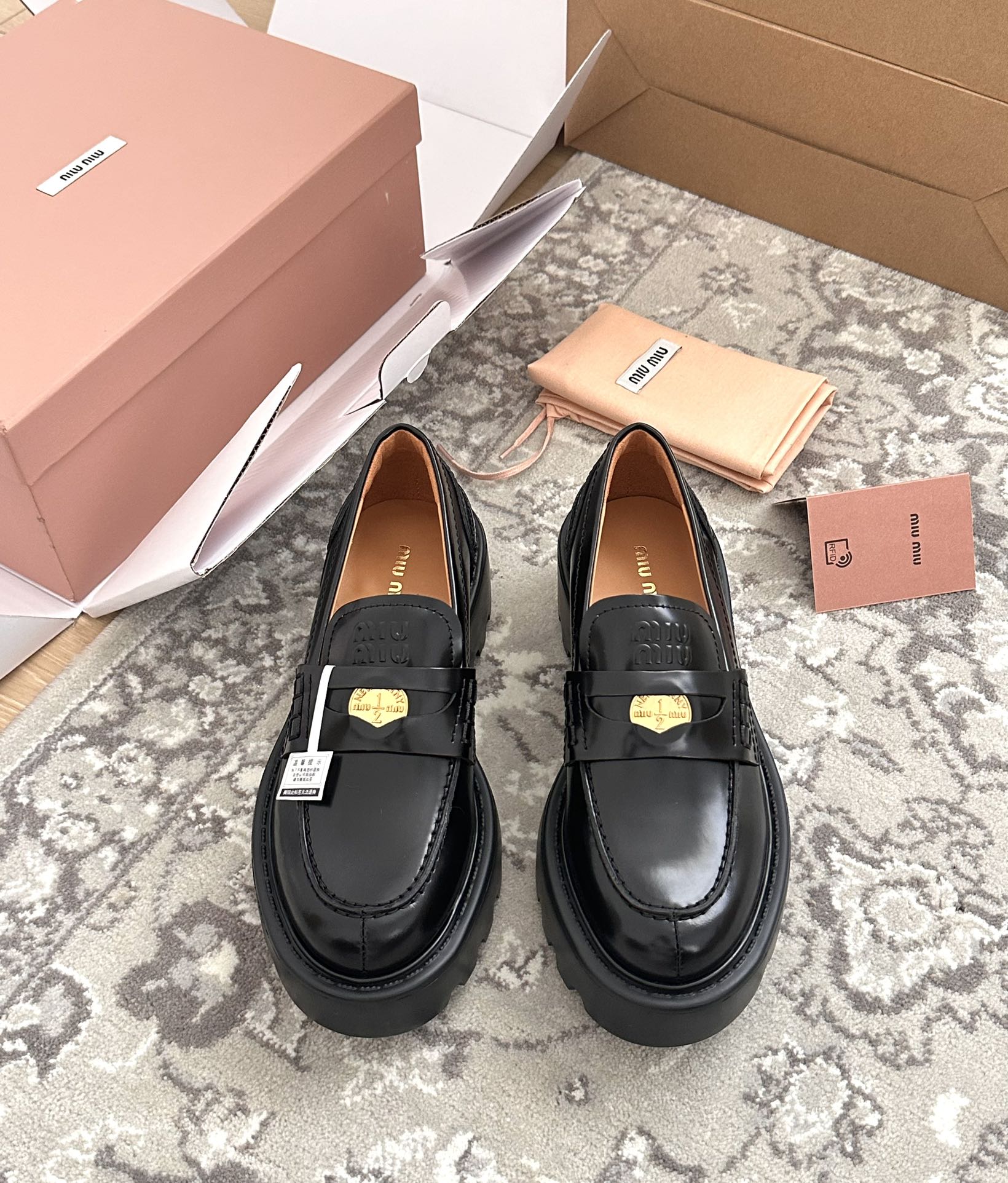 NO:237291,Black Miu gold coin mid-heel loafer Size: 35-36-37-38-39-40 It has a high-end feel, 