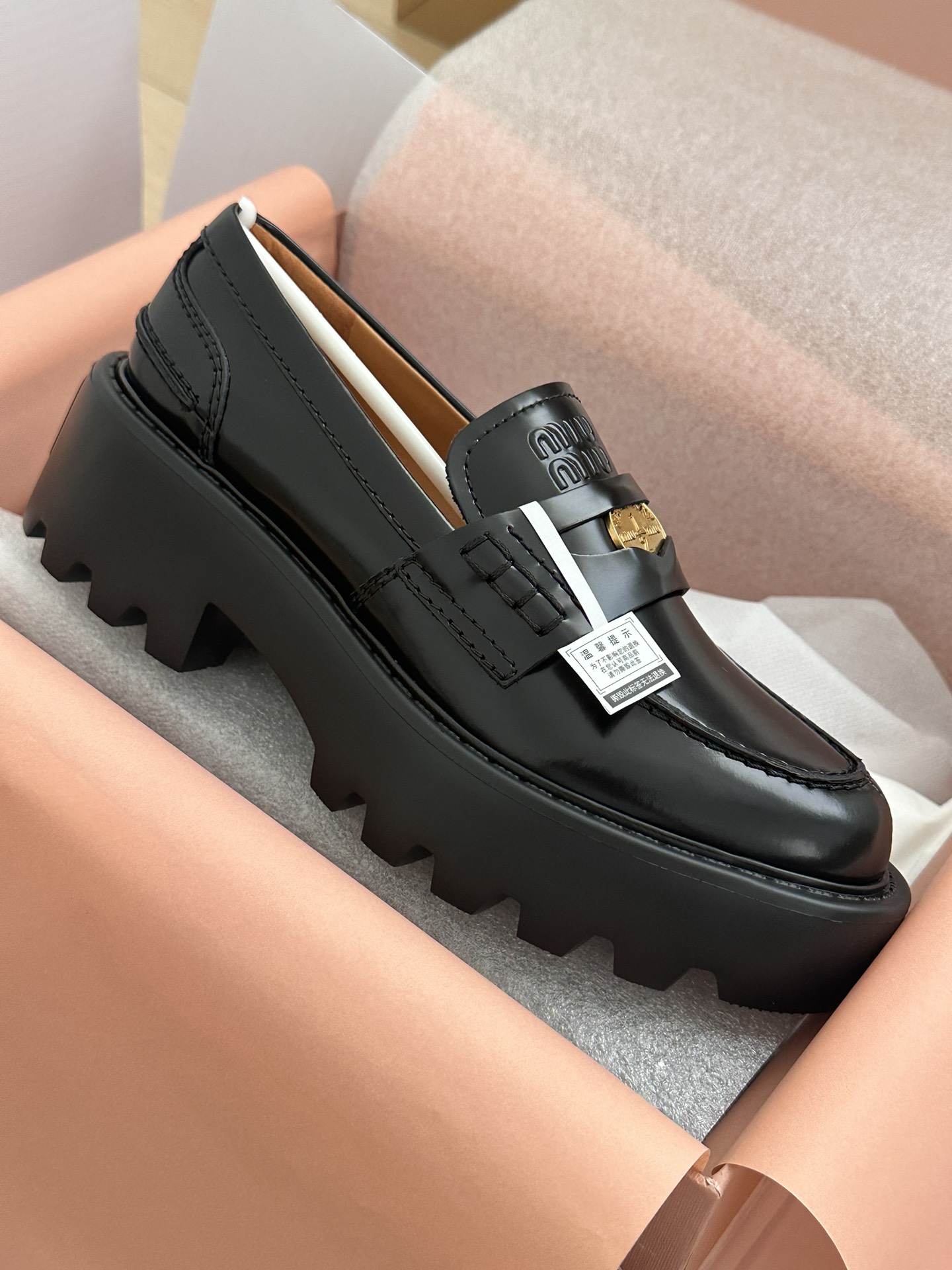 NO:237295,Close details Another is the style design. It is a classic belt-a little fashionable style. It is easy to match with neutral shorts. A casual skirt. It looks simple and beautiful. Buy a pair of classic and durable loafers. It can accompany you through several spring, summer, autumn and winter. The upper is beaded with beads, which is quite wide and shiny. The foamed sole is super light!  loafers loafers skirts shorts cowhide19860909近距离细节 另一个是版型设计 是经典带-点时尚的风格很好搭配中性的短裤休闲的短裙搭一双堆堆袜就很简约好看买一双经典耐穿的乐福鞋 它可以陪你走过好几个春夏秋冬 鞋面开边珠牛皮,挺阔且有光泽 发泡材质鞋底,超级轻！,乐福鞋,loafers,skirts,shorts,cowhide,Women's Shoes