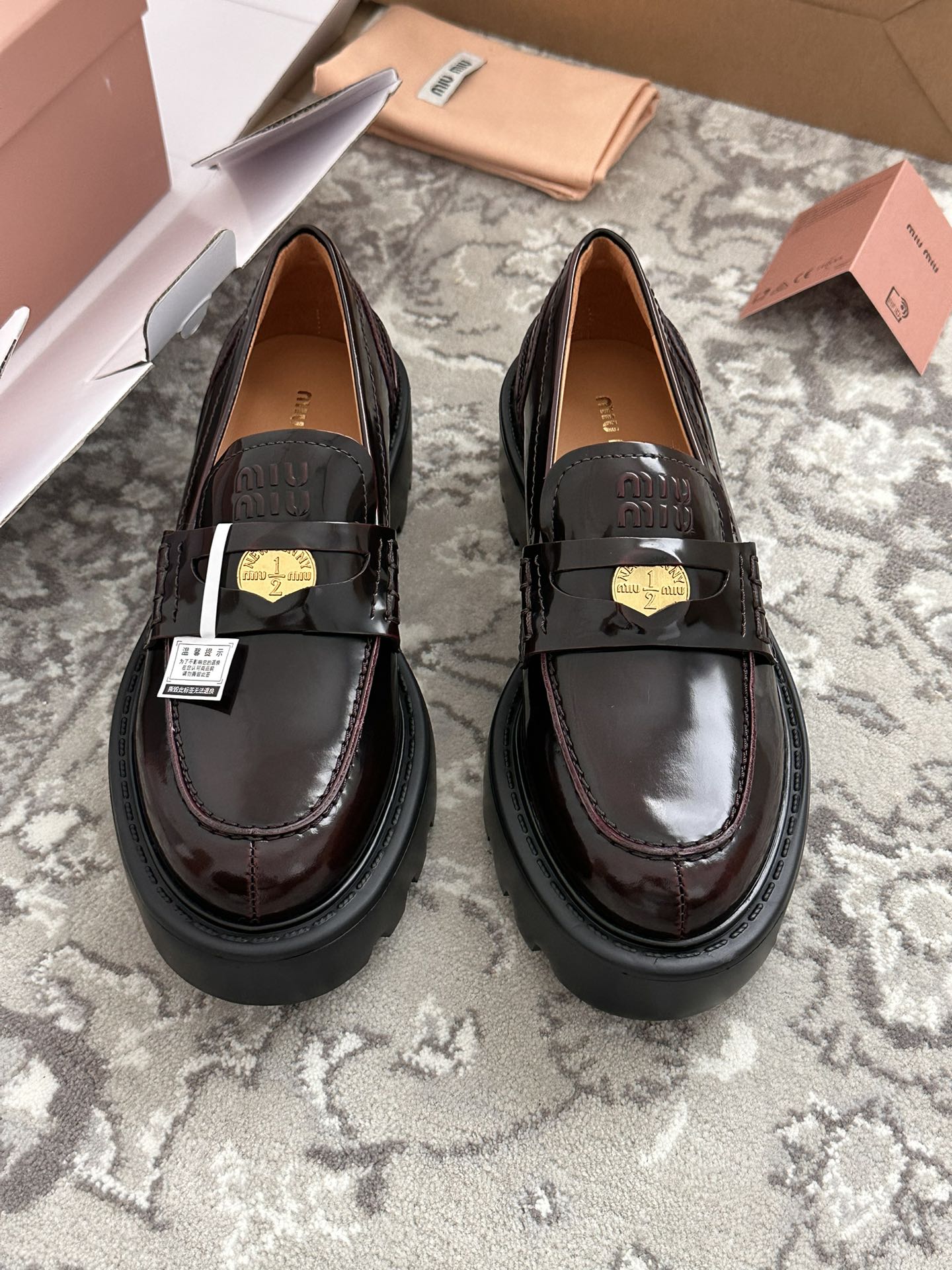 NO:237298,Burgundy Truffle Wine Brown | The first in autumn Loafers, autumn has started to cool a little sooner or later, the season for loafers is here, wine brown belt-dot color is not black and not as high-profile as burgundy. Although it is thick soles, it is actually very light on the feet and genuine leather feels comfortable. Loafers, loafers19860909酒红色 松露酒棕|秋天的第一 双乐福鞋,秋天早晚已经开始有点凉爽了,属于乐福鞋的季节来了,酒棕带-点擦色没有黑色沉闷也没有酒红那么高调 ,虽然厚底但其实上脚很轻真皮脚感舒适,乐福鞋,loafers,Women's Shoes
