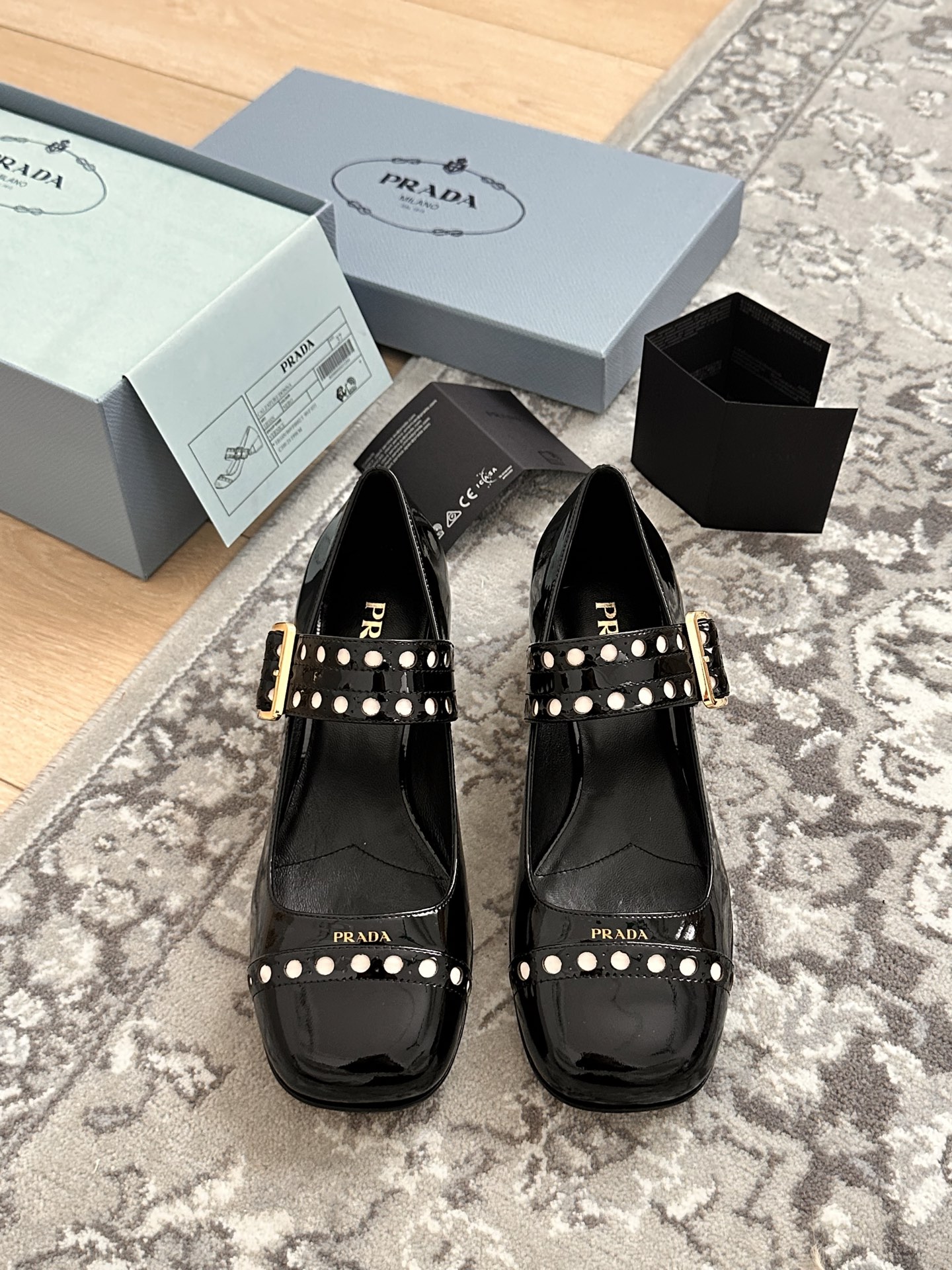 NO:237336,High-quality P home Ma Lizhen Size:35-36-37-38-39-40 Simple combination is very eye-catching and atmospheric. I sincerely suggest you must collect it!  Very beautiful!  Great versatile!  The more you look at it, the more you get. Its square toe design is suitable for all kinds of female foot types to easily control, and it is comfortable to wear without squeezing the feet. The soul of the whole pair of shoes is the diagonal cut design!  This upper is not easy to make, it looks quite simple, it is much more expensive than making boots, with high scrapping power, loafers, loafers, boots19860909高品质P家马丽珍 Size:35-36-37-38-39-40 简单搭配很吸睛,大气,真心建议你们一定要收！巨好看！巨百搭！真的越看越上头.它的鞋头方型设计适合各种百般女性脚型都能轻松驾驭,上脚舒适不挤脚,整双鞋的灵魂所在是斜裁的设计哦！这个鞋面可不好做,看是挺简单的比做靴子还贵好多,报废力高,乐福鞋,loafers,boots,Women's Shoes