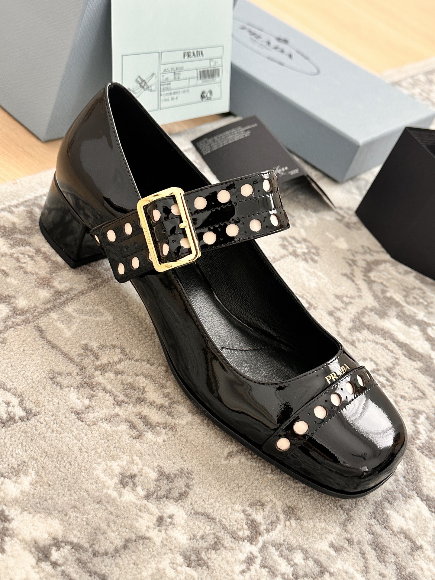 NO:237337,Close details Upper: Original imported soft cow patent leather Inner: Silk lambskin, delicate and firm leather, good softness and breathability Outsole: imported Italian leather upsole injection molding, high-end and non-slip Heel height: 4.5cm, loafers, loafers, sheepskin, Leather soles19860909近距离细节 鞋面:原厂进口柔软牛漆皮 内里:丝绸小羊皮,皮质细腻紧实 柔软性和透气性都很好 大底:进口意大利真皮大底前掌注塑,高级又防滑 跟高:4.5cm,乐福鞋,loafers,sheepskin,Leather soles,Women's Shoes