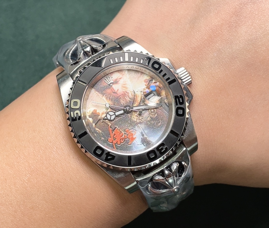 NO:392799,BoBo's new Rolex ROLEX Black Myth [Wukong] series top toys and poisonous goods, you don't like to hit the street watch water ghost, he is definitely your soulmate. Rolex's most classic submersible water ghost as the prototype, after secondary modification of the circle, then inlaid with top-grade natural light stone, large shiny, extremely difficult, and the most flashing process of the same material is currently the most automatic mechanical movement. The movement uses a fully automatic mechanical movement, super luminous literal, and tape specially customized molds to make elbow particles, which fully fits the case. The buckle is flexibly adjusted by 2cm inside the button, and it is easy to adjust the size. Professional achievement is the future, once and for all. Size 40mm, Rolex19860909BoBo新品劳力士ROLEX 黑神话【悟空】系列顶级玩物毒货,不喜欢撞款街表水鬼的你,他绝对是你的知音.用劳力士最经典的潜航系列水鬼作为原型,经过圈口的二次改装,然后镶嵌顶级天然皓石,大闪亮,难度极高,目前同种材质最闪工艺.机芯采用全自动机械机芯,超强夜光字面,胶带专门定制模具做弯头粒,完全贴合表壳.扣子内2cm灵活调节扣,轻松调节大小.专业成就未来,一劳永逸.尺寸40mm,,rolex,Watch