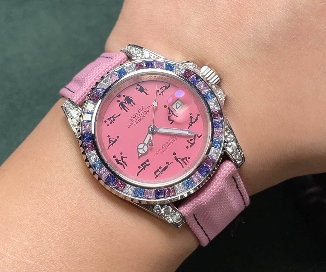 NO:392815,BOBO's new Rolex ROLEX 'Spring Palace Watch' at the end of the 17th century. In order to satisfy the nobles' pursuit of luxurious art, European watchmakers specially painted the serpent palace pattern on the clock, so the gorgeous 'Spring Palace Watch' was born from then on, Rolex's top toys and poisonous goods. If you don't like to hit the street watch, he is definitely your soulmate. Rolex's most classic submersible series of water ghosts as prototypes, and after secondary modification of the circle mouth, it is inlaid with top-level natural light stones, which are large and shiny, and extremely difficult. Currently, the most flashing process of the same material is the most automatic mechanical movement. The movement uses a fully automatic mechanical movement, super luminous literal, and tape specially customized molds to make elbow particles, which fully fit the case. The buckle is flexibly adjusted by 2cm inside the button, and the size is easy to adjust. Professional achievement is the future, once and for all. Size 40mm, Rolex19860909BOBO新品劳力士ROLEX“春宫表”17世纪末,为满足贵族对奢华艺术的追求,欧洲制表师们特将春宫图案绘制在钟表之上,于是华丽的“春宫表”从此诞生劳力士顶级玩物毒货,不喜欢撞款街表水鬼的你,他绝对是你的知音.用劳力士最经典的潜航系列水鬼作为原型,经过圈口的二次改装,然后镶嵌顶级天然皓石,大闪亮,难度极高,目前同种材质最闪工艺.机芯采用全自动机械机芯,超强夜光字面,胶带专门定制模具做弯头粒,完全贴合表壳.扣子内2cm灵活调节扣,轻松调节大小.专业成就未来,一劳永逸.尺寸40mm,,rolex,Watch