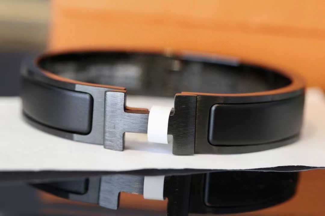 NO:104491,Recommended hot-selling models Hermes So Black Samurai matte matte bracelet The symbol of male black samurai, pure black matte matte metal texture, full of aura, invincible!  Men must-have items in summer. Girls can also be cool. They can be used as couples. Size 17-19-21 inches, Hermes bracelet, hermes, bracelet19860909热销款推荐 爱马仕 So Black黑武士雾面磨砂手镯 男性的象征黑武士,纯黑哑光磨砂金属质感,上手气场拉满,无敌了！ 夏季男士必入单品.女生一样也可以酷酷的. 可作情侣款  尺寸17-19-21寸,爱马仕手镯,hermes,bracelet,Jewelry