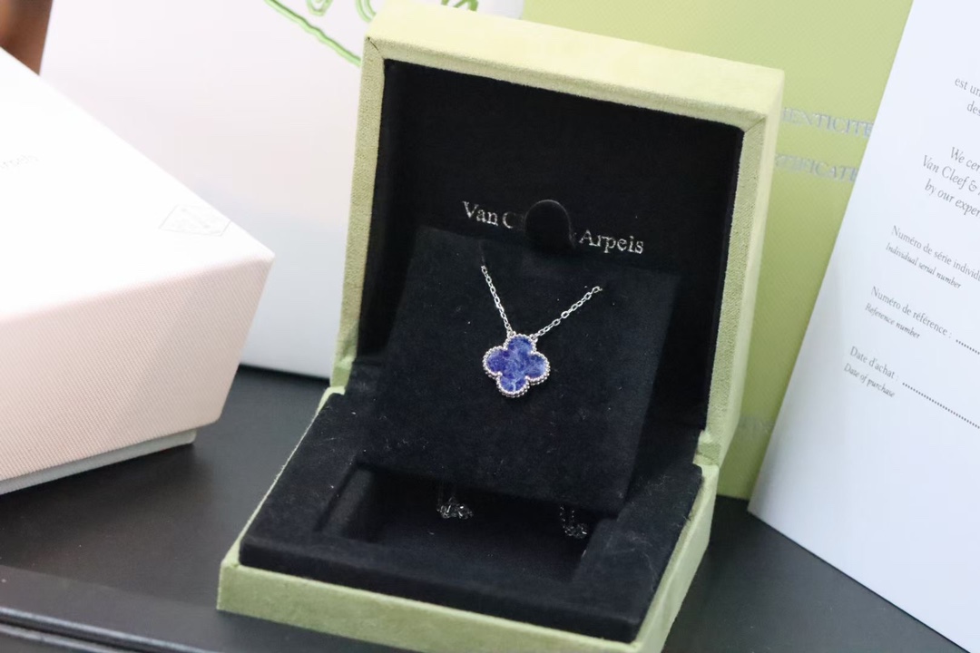 NO:102860,New products are available, Peter Stone Four-Leaf Crocodile Necklace, Wear the starry sky on your body!  Explosive beauty!  This color scheme is really deep~ This color scheme is really deep~ The dark blue color scheme and the natural texture of Peter stone seem to directly wear the blue sky and white clouds on your hands, it is so beautiful!!!, Vac necklace, necklace19860909新品上新  彼得石四叶草 锁骨项链 把星空戴在身上！炸裂的美！巨显白～ 这个配色真的深得我心心~深蓝色配色配上彼得石的天然纹理仿佛直接将蓝天白云佩戴在手上,太美了!!!,Vac项链,necklace,Jewelry