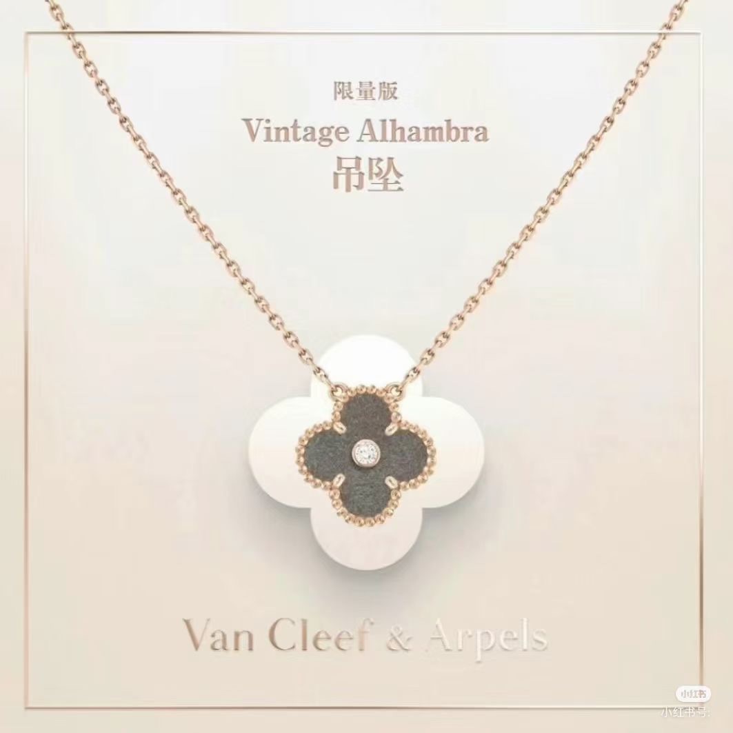 NO:360362,New products are available, Silver Obsidian Four-Leaf Crocodile Necklace, Latest Model!  Christmas color scheme is a limited edition model that cannot be bought in the counter~ light color under light, dark color under light, silver obsidian is a type of obsidian, a natural gem with silver light flashes on its surface, gentle and temperament~ 925 sterling silver material, real shot of home details, Vac necklace, necklace, pure silver19860909新品上新   银曜石四叶草 锁骨项链 最新款！圣诞款配色 又是专柜买不到的限量款～亮光下浅色,遮光下深色,银曜石就是黑曜石的一种,是一种自然宝石其表面银光闪现,又温柔又把气质拿捏～ 925纯银材质、自家细节实拍,Vac项链,necklace,pure silver,Jewelry