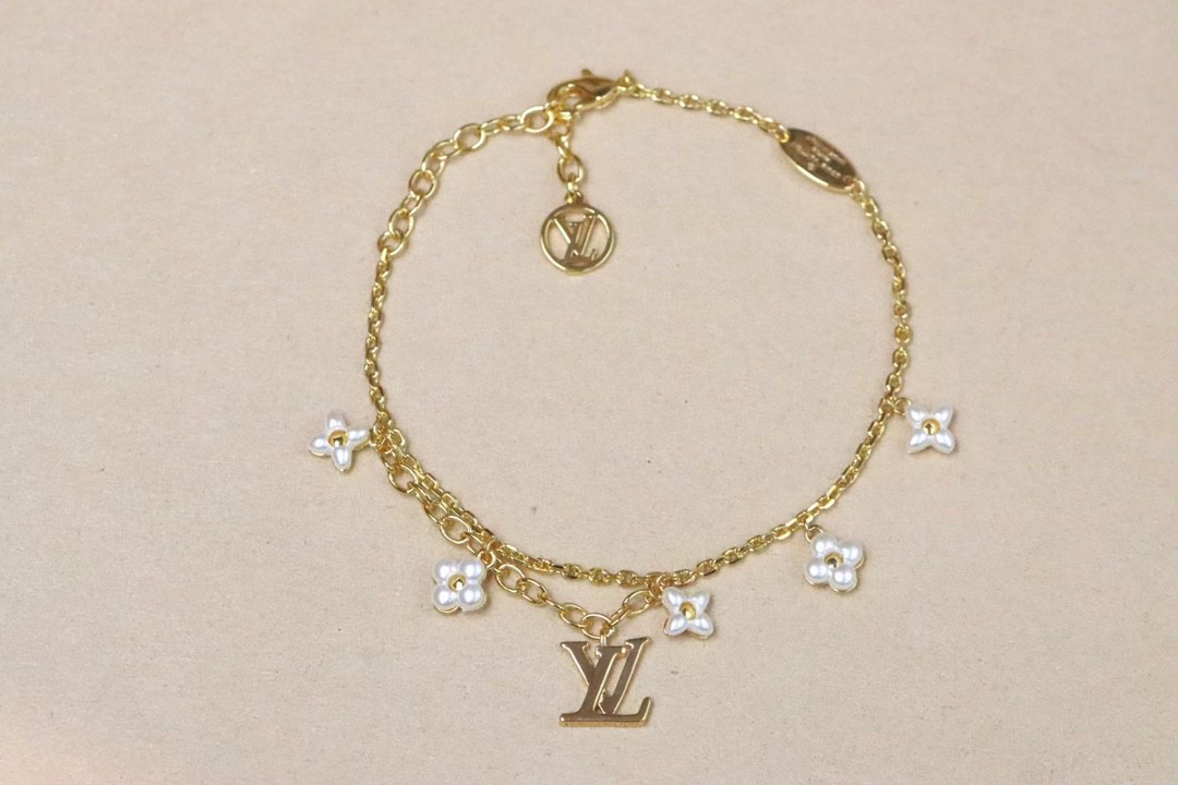 NO:102747,Louis Vuitton letter floral pattern pearl double-layer bracelet iconic pearly flowers gentle and elegant. Paired with classic LV letters and double-layer chain design. Everyday super, a perfect sense of rich girl atmosphere, buy yb customization. Customized pearls made of gold-plated brass, Lv bracelet, louis vuitton, louis vuitton, bracelet, gold plating19860909Louis Vuitton 字母花卉图案珍珠双层手链 标志性的珠光小花朵温柔又气质 搭配经典LV字母和双层链条设计 日常超 妥妥的富家女氛围感, 购入yb定制 黄铜镀金材质定制珍珠,Lv手链,louis vuitton,louis vuitton,bracelet,gold plating,Jewelry