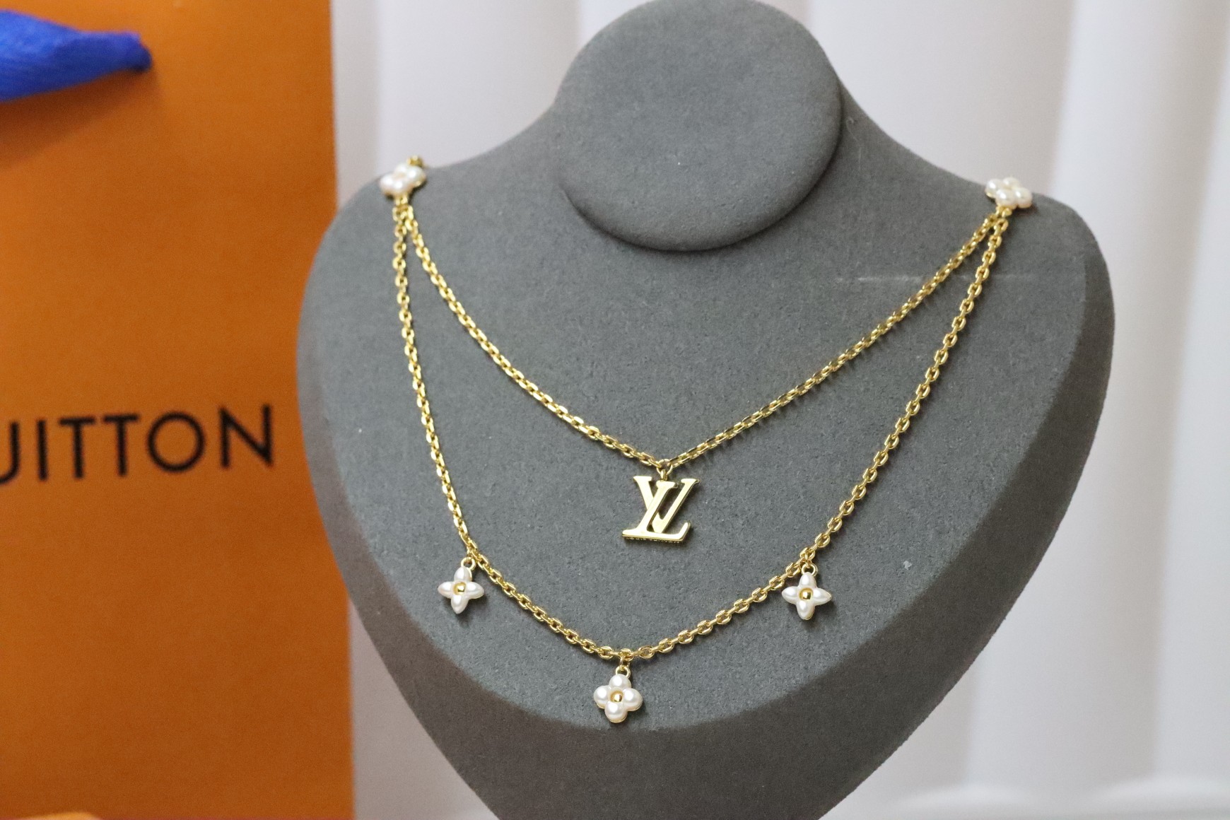 NO:103936,Louis Vuitton letter floral pattern pearl double layer necklace iconic pearly flowers gentle and elegant. Paired with classic LV letters and double layer chain design. Everyday super, a true sense of rich girl atmosphere, buy yb customization. Customized pearls made of gold-plated materials for brass, Lv necklace, louis vuitton, louis vuitton, necklace, gold plating19860909Louis Vuitton 字母花卉图案珍珠双层项链 标志性的珠光小花朵温柔又气质 搭配经典LV字母和双层链条设计 日常超 妥妥的富家女氛围感, 购入yb定制 黄铜镀金材质定制珍珠,Lv项链,louis vuitton,louis vuitton,necklace,gold plating,Jewelry