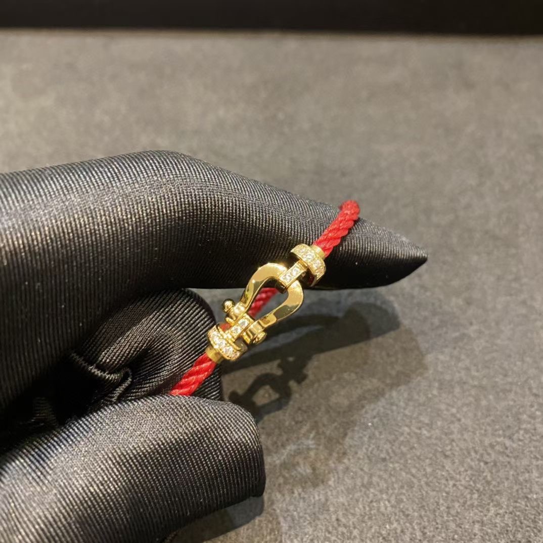 NO:104040,Fred Fred bracelet (small) Classic transport small red rope The ceiling of the small red rope must be one in your zodiac year. The most classic small red rope series is very generous to wear. Other colors of ropes can also be matched.19860909Fred 费雷德手绳（小号） 经典转运小红绳 小红绳届的天花板 本命年必须来一条 最经典的小红绳系列 戴起来非常大方 其他颜色的绳子也可以配,费雷德,Jewelry