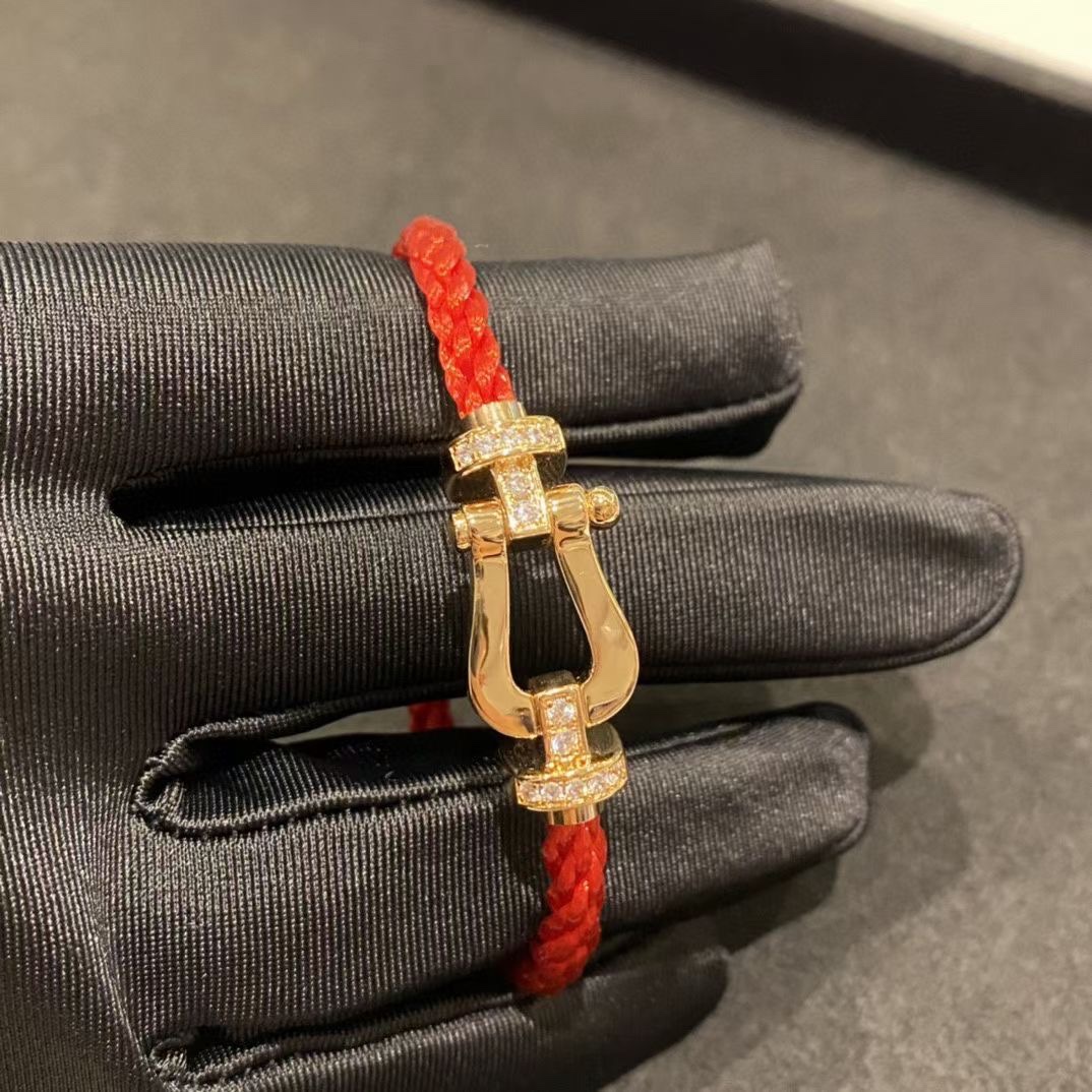 NO:101571,Fred Fred bracelet Rose Gold Horseshoe Diamond Red bracelet Forece 10 series Large rose gold diamond Classic transport small red rope Ceiling of the small red rope must be one in your zodiac year The most classic little red rope series It is very generous to wear It can also be matched with ropes of other colors, Fred19860909Fred 费雷德手绳 玫瑰金马蹄伴钻红色手绳 Forece 10系列 大号玫瑰金边钻 经典转运小红绳 小红绳届的天花板 本命年必须来一条 最经典的小红绳系列 戴起来非常大方 其他颜色的绳子也可以配,费雷德,Jewelry