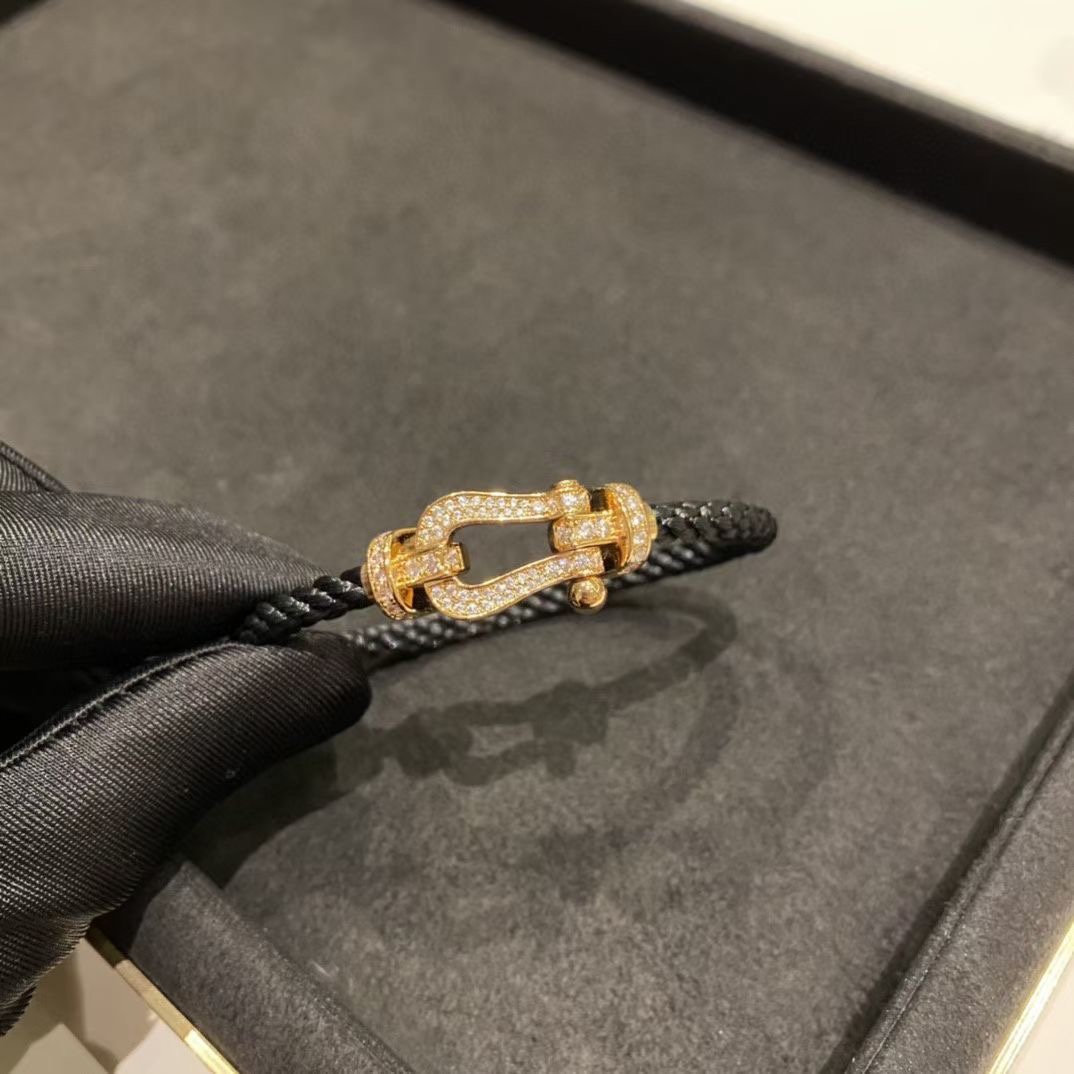 NO:104034,Fred Fred bracelet Rose Gold Full Diamond Horseshoe Bracelet (Large) Classic versatile high-end Force 10 series Full Diamond Large Size Full V-Gold Electroplating Color Cabinet Version is exactly the same The color of the rope can be replaced. It looks better for both men and women. The bracelet is 1500 nylon braid. Daily waterproof wear is completely fine. Fred19860909Fred 费雷德手绳 玫瑰金满钻马蹄手绳（大号） 经典百搭高级Force 10系列 满钻大号 通体v金电镀 颜色柜版完全一致 绳子颜色可以更换 无论男女佩戴都更好看 手绳采用1500根尼龙编织 日常的防水佩戴完全没问题,费雷德,Jewelry