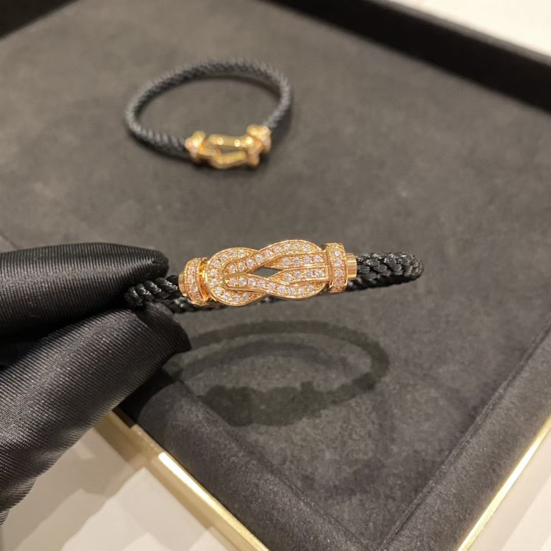 NO:104038,Fred Fred bracelet Rose gold full diamond 8-character buckle bracelet (large size) 8-character buckle full diamond lucky charm. Compared with Force10 series, it has a more streamlined design and a more design sense. It symbolizes infinite good luck. It looks better for both men and women to wear. The bracelet is woven with 1500 nylon. It is completely fine for daily waterproof wear. Fred19860909Fred 费雷德手绳 玫瑰金满钻8字扣手绳（大号） 8字扣满钻幸运符 相比于Force10系列更加有流线型设计感 更加有设计感 象征无限的好运 无论男女佩戴都更好看 手绳采用1500根尼龙编织 日常的防水佩戴完全没问题,费雷德,Jewelry