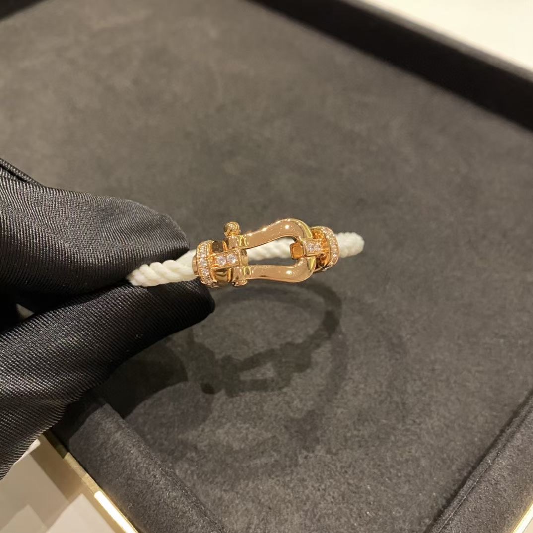 NO:101579,Fred Fred bracelet Rose Gold Diamond Horseshoe Bracelet (Large) Advanced Force 10 Series White bracelet Large White is really elegant White feels clean and neat The color of the rope can be changed. It looks better for both men and women. The bracelet is woven with 1500 nylon. Daily waterproof wear is absolutely fine. Fred19860909Fred 费雷德手绳 玫瑰金伴钻马蹄手绳（大号） 高级Force 10系列 边钻白手绳大号 白色真的很优雅 干净利落的感觉 绳子颜色可以更换 无论男女佩戴都更好看 手绳采用1500根尼龙编织 日常的防水佩戴完全没问题,费雷德,Jewelry