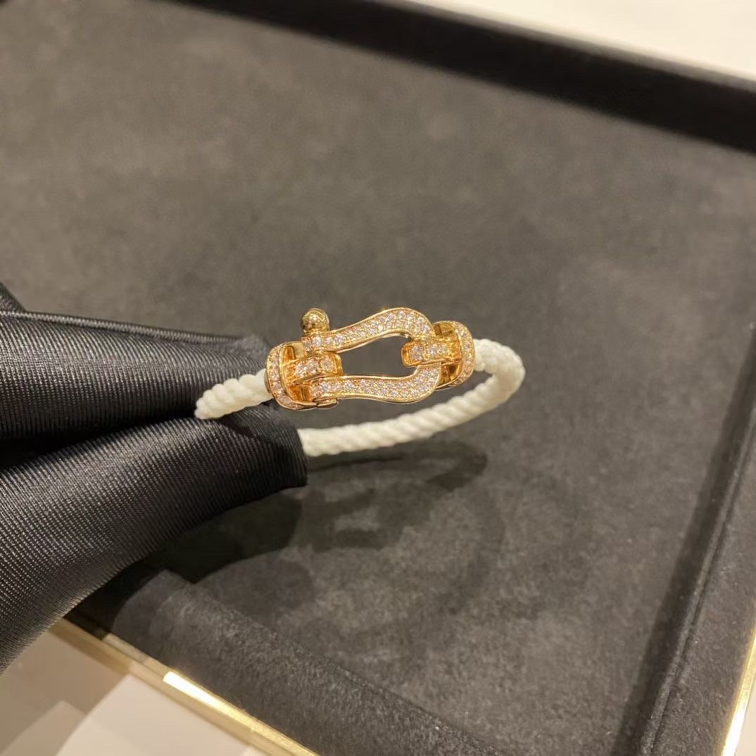 NO:101566,Fred Rose Gold Full Diamond Horseshoe White Bracelet (Large) White is really elegant and clean. The color of the rope can be changed. It looks better for both men and women. The bracelet is woven with 1500 nylon. Daily waterproof wear is absolutely fine. Fred19860909Fred 玫瑰金满钻马蹄白色手绳（大号） 白色真的很优雅 干净利落的感觉 绳子颜色可以更换 无论男女佩戴都更好看 手绳采用1500根尼龙编织 日常的防水佩戴完全没问题,费雷德,Jewelry