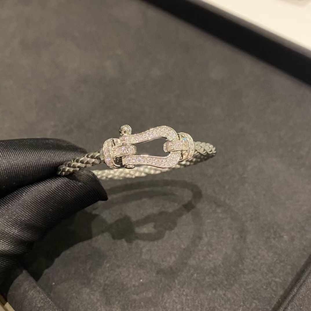 NO:101568,Fred Silver Full Diamond Horseshoe Silver Bracelet (Large Size) Classic versatile premium Force 10 series Full Diamond Large Very minimalist style Platinum is especially suitable for men and women to wear The rope color can be changed and looks better whether it is worn by men and women The bracelet is woven with 1500 nylon. Daily waterproof wear is absolutely fine, Fred19860909Fred 银色满钻马蹄 银色手绳（大号） 经典百搭高级Force 10系列 满钻大号 非常极简的风格 白金色特别适合男士佩戴 绳子颜色可以更换 无论男女佩戴都更好看 手绳采用1500根尼龙编织 日常的防水佩戴完全没问题,费雷德,Jewelry