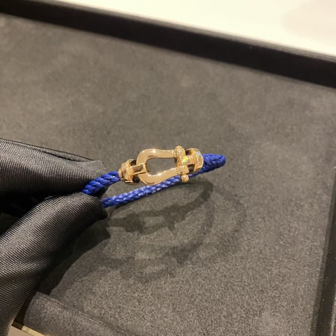 NO:101574,Fred rose gold glossy blue bracelet (large size) Blue is more exquisite than black. It is just right with rose gold half diamond horseshoe buckle. The color of the rope can be changed. It looks better for both men and women. The bracelet is woven with 1500 nylon. Daily waterproof wear is absolutely fine. Fred19860909Fred 玫瑰金光面蓝色手绳（大号） 蓝色相较于黑色 多了份精致 搭配玫瑰金半钻马蹄扣恰到好处 绳子颜色可以更换 无论男女佩戴都更好看 手绳采用1500根尼龙编织 日常的防水佩戴完全没问题,费雷德,Jewelry
