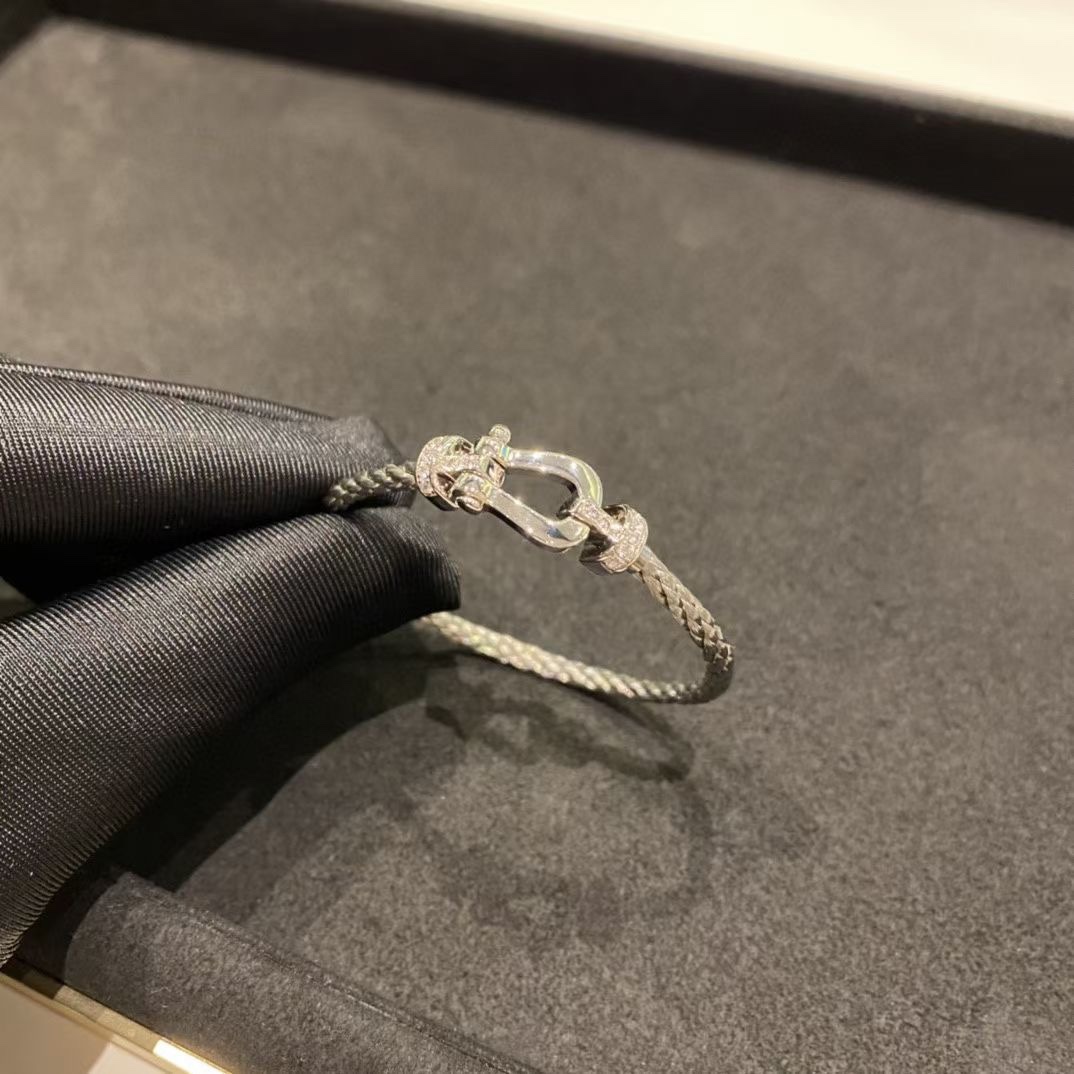 NO:104049,Small diamond silver bracelet (small) Classic versatile high-end Force 10 series Side diamond small trumpet Must-have for rich ladies Advanced noble and a little cool The color of the rope can be changed and looks better for both men and women. The bracelet is woven with 1500 nylon. Daily waterproof wear is absolutely fine, Ferred19860909伴钻小号银色手绳（小号） 经典百搭高级Force 10系列 边钻小号 富家大小姐必备 高级 高贵 还有点高冷 绳子颜色可以更换 无论男女佩戴都更好看 手绳采用1500根尼龙编织 日常的防水佩戴完全没问题,费雷德,Jewelry