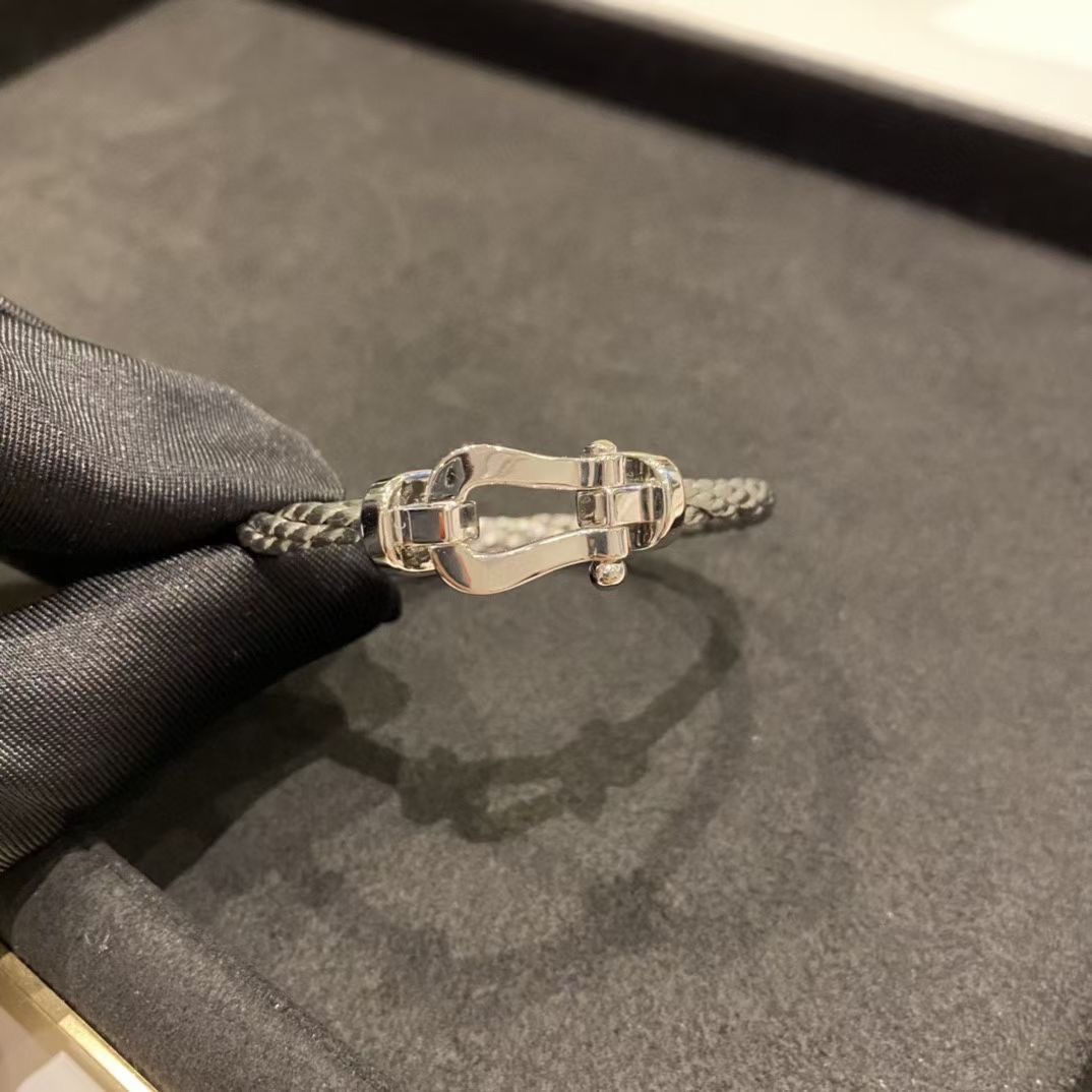 NO:101577,Fred glossy horseshoe silver bracelet (large size) Classic versatile high-end Force 10 series Diamondless large size Very minimalist style Platinum is especially suitable for men and women wearing the rope color is better looking for both men and women The bracelet is 1500 nylon braided. Daily waterproof wear is absolutely fine, Ferred19860909Fred 光面马蹄银色手绳 (大号) 经典百搭高级Force 10系列 无钻大号 非常极简的风格 白金色特别适合男士佩戴 绳子颜色可以更换 无论男女佩戴都更好看 手绳采用1500根尼龙编织 日常的防水佩戴完全没问题,费雷德,Jewelry