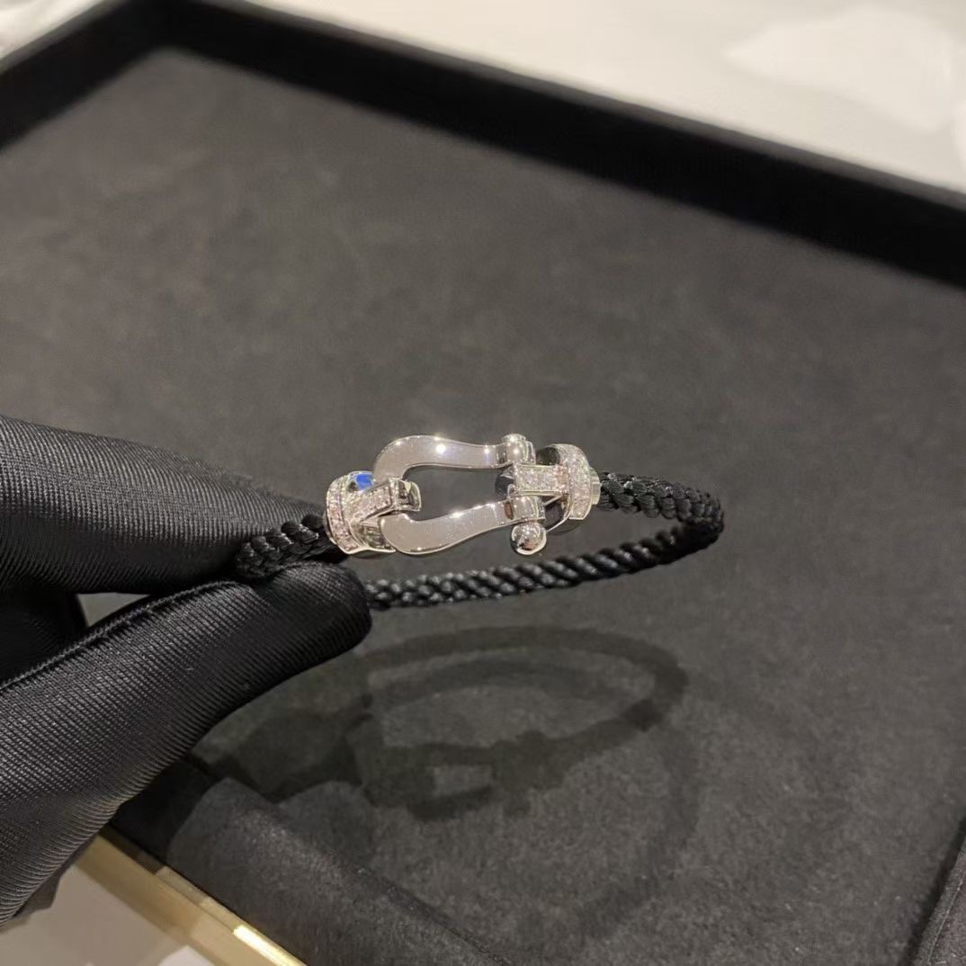 NO:104042,Fred diamond-companied horseshoe Black bracelet (large size) Classic versatile high-end Force 10 series Diamondless large size Very minimalist style Platinum is especially suitable for men and women to wear The rope color can be changed and looks better when worn by both men and women The bracelet is woven with 1500 nylon. Daily waterproof wear is absolutely fine, Ferred19860909Fred 伴钻马蹄 黑色手绳 (大号) 经典百搭高级Force 10系列 无钻大号 非常极简的风格 白金色特别适合男士佩戴 绳子颜色可以更换 无论男女佩戴都更好看 手绳采用1500根尼龙编织 日常的防水佩戴完全没问题,费雷德,Jewelry