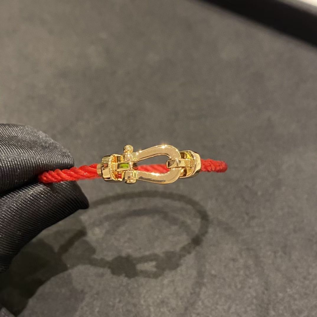 NO:101563,Fred glossy horseshoe red bracelet (small) Classic transport small red rope Ceiling of small red rope High-end and low-key feeling Full of girlishness Don't miss it. One of the most classic small red rope series. It's very generous to wear. Other colors of ropes can also be matched. Fred19860909Fred 光面马蹄 红色手绳 (小号) 经典转运小红绳 小红绳届的天花板 高端又低调的感觉 少女感满满 不要错过 本命年必须来一条 最经典的小红绳系列 戴起来非常大方 其他颜色的绳子也可以配,费雷德,Jewelry