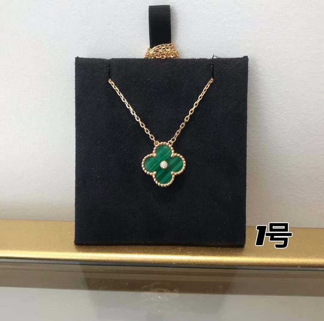 NO:102072,(Medium size) VCA four-leaf clover necklace collection picture Four-leaf clover necklace medium size, diamond style top version sterling silver thick gold 18k electroplated, classic hot model constantly upgraded, top quality, diameter about 1.5cm; versatile and exquisite!  Even if a straight man can choose the model directly, it won’t be wrong!  ,Vac necklace,necklace,pure silver19860909（中号）VCA四叶草项链集合图 四叶草项链中号,带钻款 顶级版纯银厚金18k电镀,经典爆款 一直不断升级,品质顶尖 直径约1.5cm；百搭又精致！就算直男也可以直接选款不会错！,Vac项链,necklace,pure silver,Jewelry