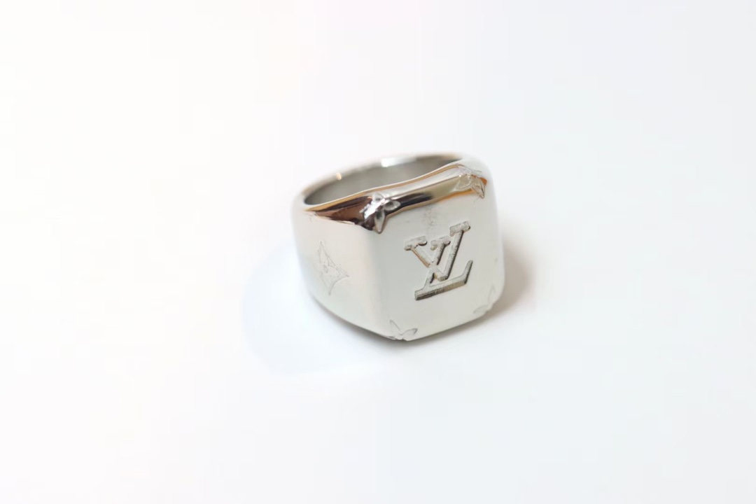 NO:101813,Hot-selling Louis Vuitton Silver Gold Letter Seal Ring is heavy-duty and exquisite, with the texture that is the iconic logo, with very good clarity. A simple and not simple style, you can match a couple's model. Buy it!  ,Lv ring,louis vuitton,louis vuitton,ring19860909热销款 Louis Vuitton 银色金色字母印章戒指 重工又精美,纹理就是标志性logo,清晰度非常好.简洁不简单的款式,可配情侣款.买它！,Lv戒指,louis vuitton,louis vuitton,ring,Jewelry