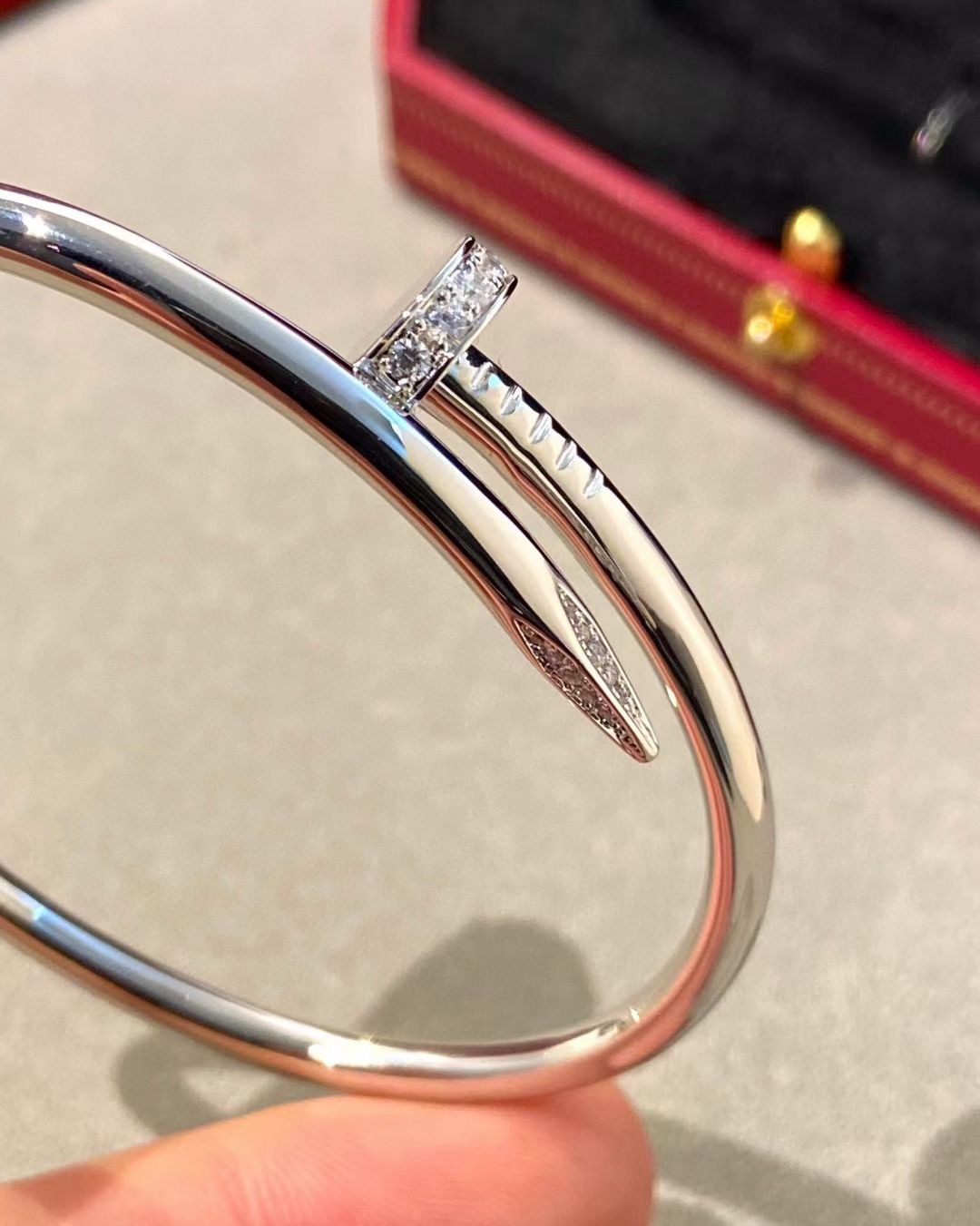 Cartier Cartier 银色 头尾钻钉子手镯