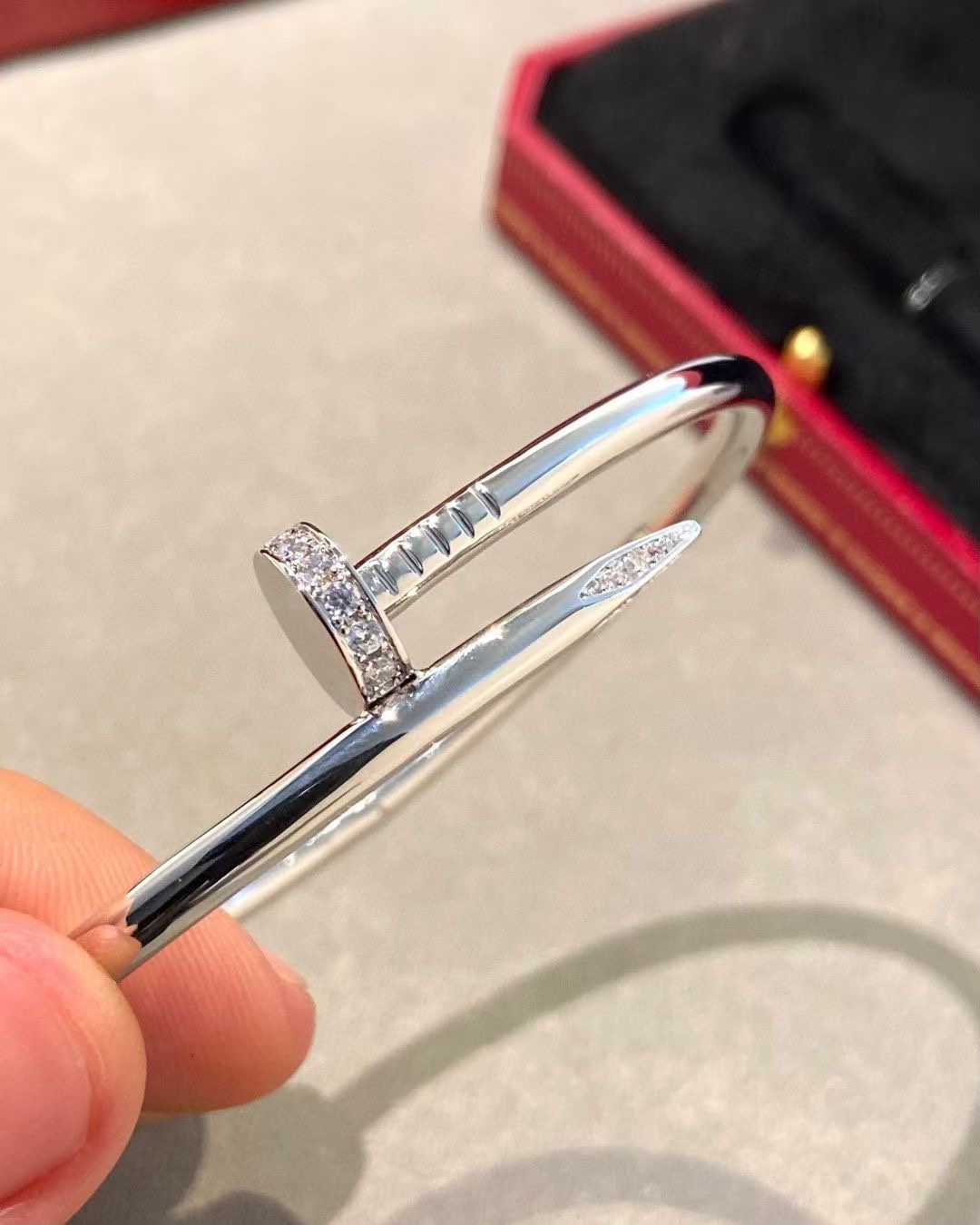 Cartier Cartier 银色 头尾钻钉子手镯
