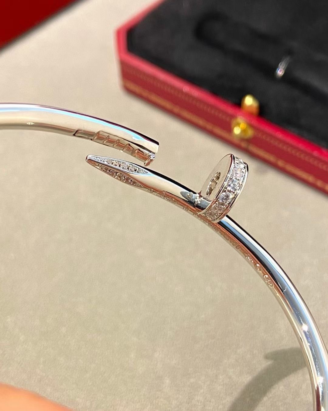 Cartier Cartier 银色 头尾钻钉子手镯
