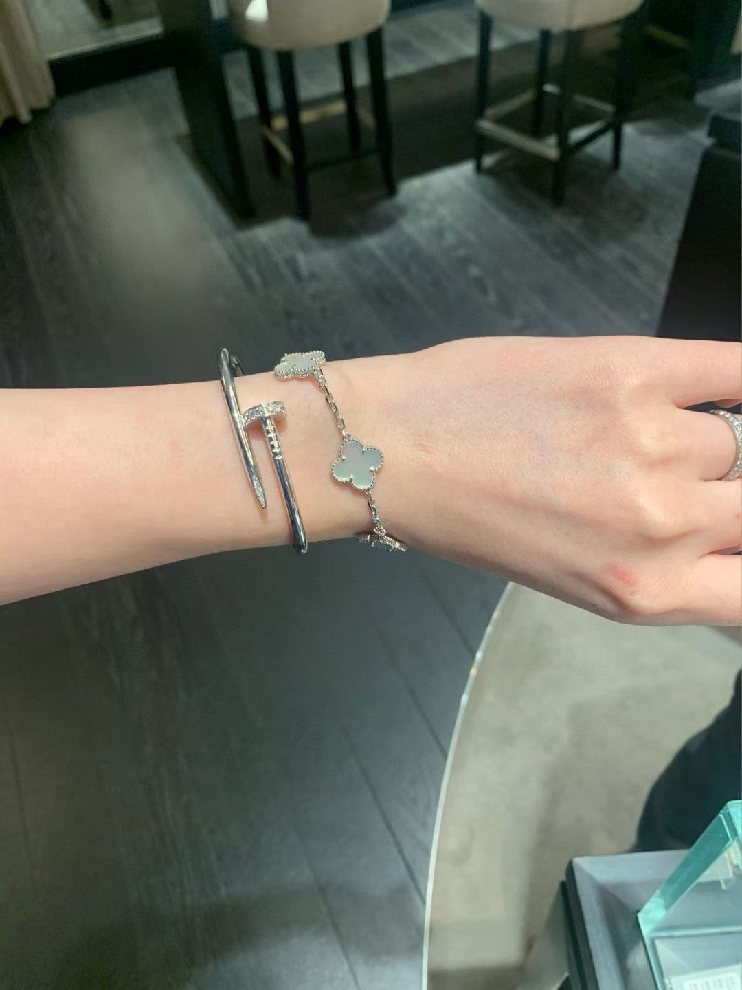 Cartier Cartier 银色 头尾钻钉子手镯