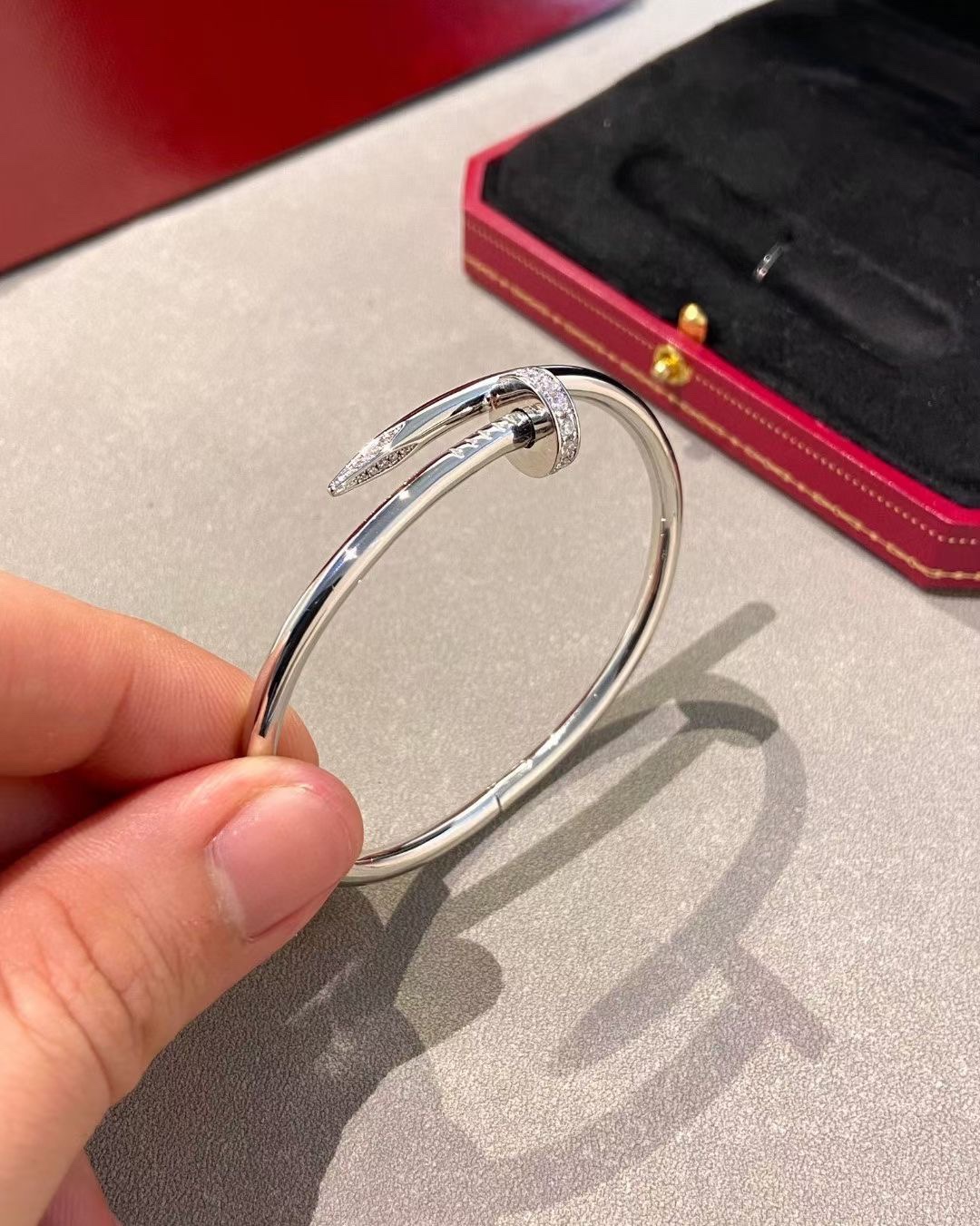 Cartier Cartier 银色 头尾钻钉子手镯
