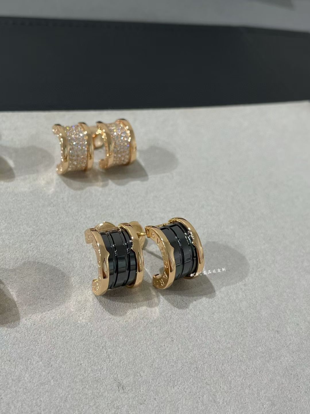 NO:102182,Baojia Classic B.Zero1 series ceramic earrings We use the original mold opening and internal data processing, so the shape and color of the finished product are exactly the same as the original. The original counter print is by no means ordinary laser characters on the market. Regardless of the size and depth of the letter print, it is the same as the counter., Bulgari earrings, bvlgari19860909宝家经典B.Zero1系列陶瓷耳钉 我们采用原版开模,内部数据加工,因此成品形状大小、色泽都跟原版一模一样.专柜原版字印,绝非市场普通激光激字,无论字印大小、深度都跟专柜一致.,宝格丽耳钉,bvlgari,Jewelry