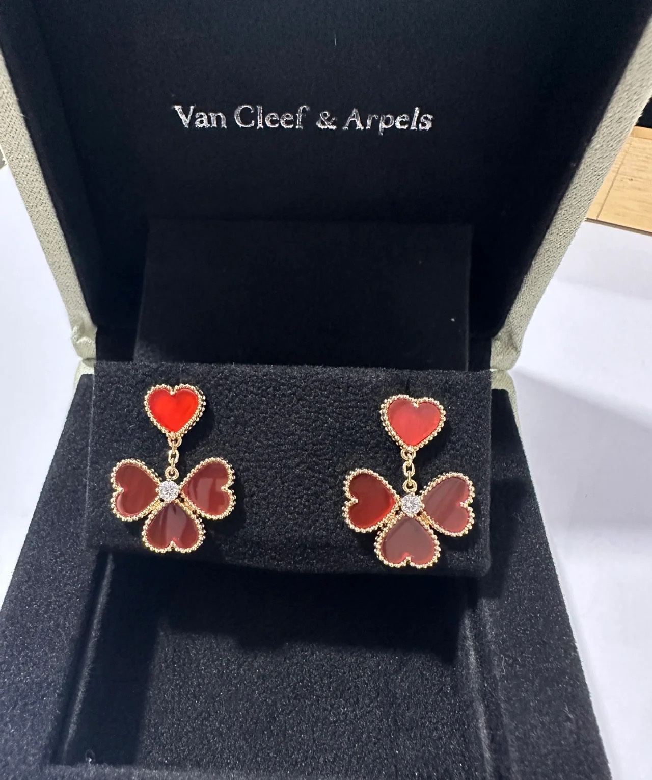 NO:102687,New Year's Red Hot Selling VCA Rochic Clover Heart-Heart Four-Leaf Crop Earrings Mini, Continuing the design of the Alhambra Four-Leaf Lucky Series, Natural Stone Selected Marsh Material, 1-to-1 Fitting Inlay Seamless Technology, CNC Diamond Buckle Perfectly Restores ZP Details, All Steel Prints, ZP Edition Production, Original UFO Ear Ear Force 925 Sterling Silver, Details References to the following details, Manolo Blahnik, earrings, pure silver19860909新年款新年红热卖款 VCA 红玉髓四叶草 心心四叶草耳环 迷你款、延续了Alhambra四叶幸运系列的设计,天然石精选贝母材质,1对1配托镶嵌无缝隙工艺,CNC菱形扣完美还原ZP细节,所有钢印齐全,ZP开版制作,原版飞碟耳迫 925纯银打造、细节图参考如下细节实拍,,manolo blahnik,earrings,pure silver,Jewelry