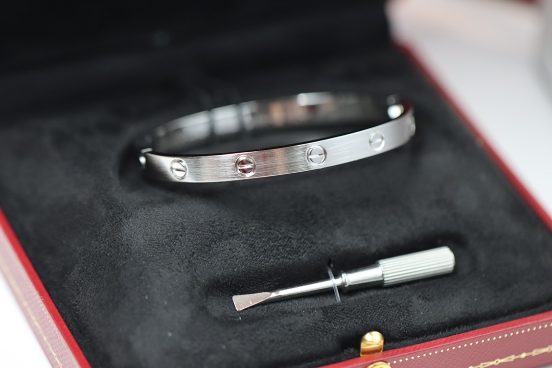 NO:100923,Kajia New Love Series Silver Matte Frosted Bracelets. To be honest, the light version is still very eye-catching. The blingbling can be seen from a distance. However, the matte matte texture looks more textured, low-key and personality. It is made of V-gold gold-plated material, and it is not so easy to be scratched compared to the light version. It should look good for boys to wear it. Platinum-Rose Gold-Gold Size 16-17-18-19 Optional, Cartier Bracelet, cartier, bracelet, gold, gold plating19860909卡家 新款love系列 银色哑光磨砂手镯 和光版的对比、说实话,光版的还是非常扎眼的,blingbling的远远就可以看到.不过哑光磨砂的质地显得更有质感,低调有个性.采用V金镀金材质,而且相对于光版不那么容易被刮花,男生戴上应该也很好看. 白金-玫瑰金-黄金 尺寸16-17-18-19可选、,卡地亚手镯,cartier,bracelet,gold,gold plating,Jewelry