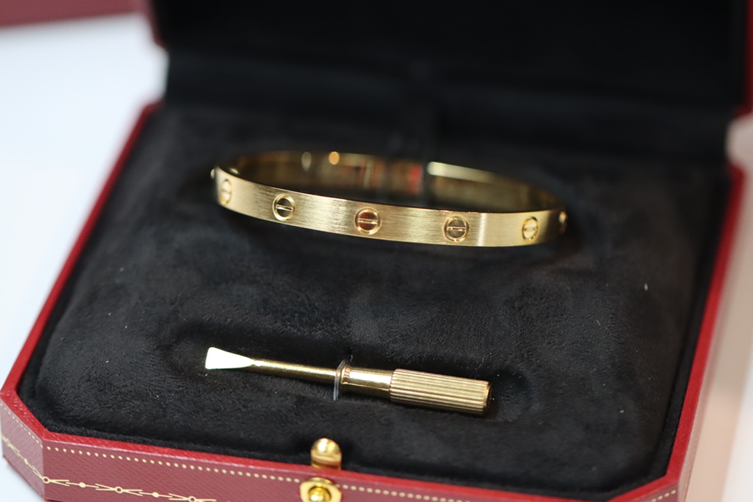 NO:101319,Kajia New Love Series Champagne Gold Matte Frosted Bracelets Compared with the gloss version, to be honest, the gloss version is still very eye-catching, and the blingbling can be seen from a distance. However, the matte matte texture looks more textured, low-key and personality. It is made of V-gold gold-plated material, and it is not so easy to be scratched compared to the gloss version, so it should look good for boys to wear it. Platinum-Rose Gold-Gold Size 16-17-18-19 Optional, Cartier Bracelet, cartier, bracelet, gold, gold plating19860909卡家 新款love系列 香槟金 哑光磨砂手镯 和光版的对比、说实话,光版的还是非常扎眼的,blingbling的远远就可以看到.不过哑光磨砂的质地显得更有质感,低调有个性.采用V金镀金材质,而且相对于光版不那么容易被刮花,男生戴上应该也很好看. 白金-玫瑰金-黄金 尺寸16-17-18-19可选、,卡地亚手镯,cartier,bracelet,gold,gold plating,Jewelry