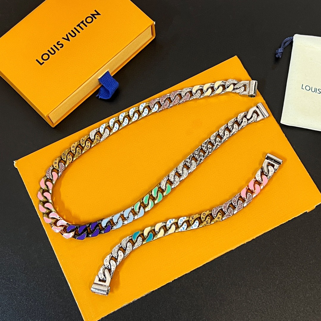 NO:104430,Bracelet Necklace P Hot Selling Model LV Colorful Enamel Diamond Cuba Necklace Bracelet This Paradise Chain Necklace uses eye-catching enamel and artificial crystals to reproduce the chain elements of Virgil Abloh, showing the attention of material and color Monogram inscriptions injected into the brand style.,Lv Necklace Lv Bracelet,louis vuitton,necklace,bracelet19860909手链项链p热销款 LV 彩色珐琅镶钻古巴 项链手链 本款 Paradise Chain 项链采用醒目珐琅和人造水晶,再现 Virgil Abloh 笔下的链条元素,展现材质和色彩的瞩目交汇Monogram 铭纹注入品牌格调.,Lv项链Lv手链,louis vuitton,necklace,bracelet,Jewelry