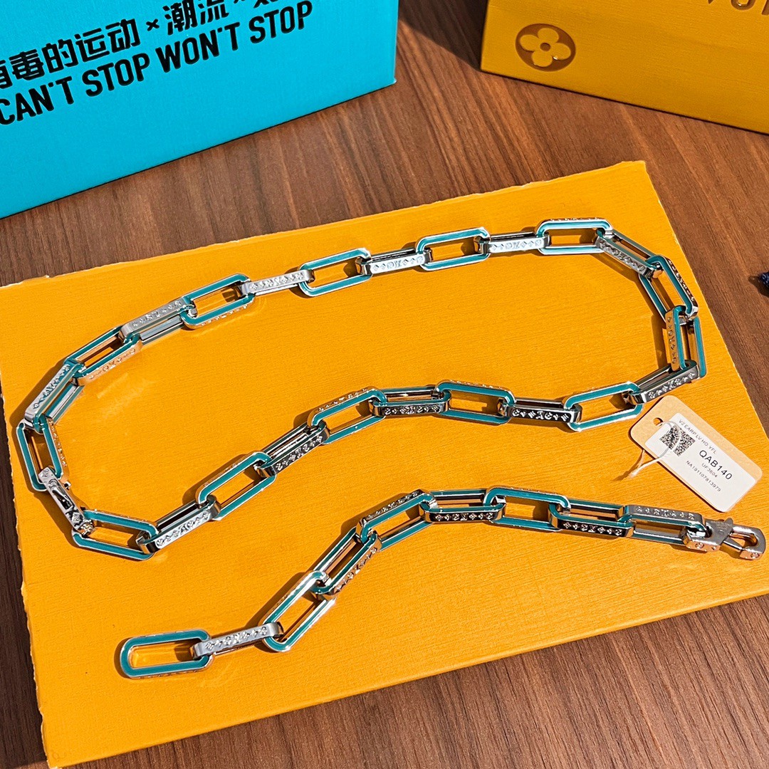 NO:101098,Bracelet necklace p hot sale Louis Vuitton Blue quenched men's Cuban chain original model, official website priced at 9 yuan, Autumn series witnessed the modern performance of Damier chain necklace. Nylon and enamel make classic designs show pioneering meaning, Monogram inscriptions and Damier Graphite patterns add attention to the details., Lv necklace Lv bracelet, louis vuitton, louis vuitton, necklace, bracelet19860909手链项链p热销款  Louis Vuitton 蓝色淬火男士古巴链 原版开模,官网在售价9,人民币, 秋季系列见证 Damier 链条项链的摩登迭演.锦纶和珐琅令经典设计展露先锋意味,Monogram 铭纹和 Damier Graphite 图案再添瞩目细节.,Lv项链Lv手链,louis vuitton,louis vuitton,necklace,bracelet,Jewelry