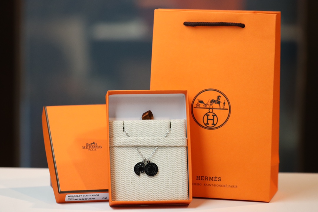NO:103926,Hermes Silver disc pin buckle necklace Aulettes H Confettis necklace, a very beautiful and versatile necklace that is not easy to hit!  The simple and elegant style is super easy to match. The H round pendant looks like a coin and the overall texture is clear and three-dimensional. The buckle is the design of the OT buckle, and the chain is specially customized specifications, with super exquisite texture comparison at will!  Definitely a treasure necklace worth collecting, Hermes necklace, hermes, hermes, necklace19860909Hermes爱马仕 银色圆盘针扣项链 Aulettes H Confettis 项链,超好看百搭又不容易撞款的项链！简约大方的款,超级好搭,H圆牌吊坠像硬币整体质感清晰又立体. 扣是OT扣的设计,且链条是特别定制的规格,超级精致质感随意对比！绝对是一款值得收藏的宝藏项链,爱马仕项链,hermes,hermes,necklace,Jewelry