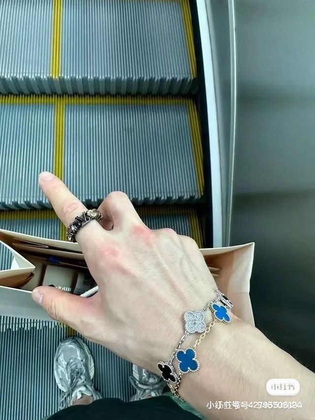 NO:102380,New product recommendation LV Donkey House Gun color black crystal full diamond Couple ring Black crystal, mysterious and high-end design, it is really fashionable, I feel that spring is coming, the season of love is here, full of youthfulness The series is out of stock nationwide, it is really popular, Lv ring, louis vuitton, louis vuitton, louis vuitton, louis vuitton, louis vuitton, ring19860909新品推荐 LV 驴家 枪色黑水晶满钻 情侣戒指 黑水晶,神秘又高级简直就是激动人心的设计,赞到爆真的非常时尚,看到就感觉春天来了,恋爱的季节到了,满满的青春感该系列全国断货简直不要太火,是已经火火火得不要不要的,Lv戒指,louis vuitton,louis vuitton,louis vuitton,ring,Jewelry