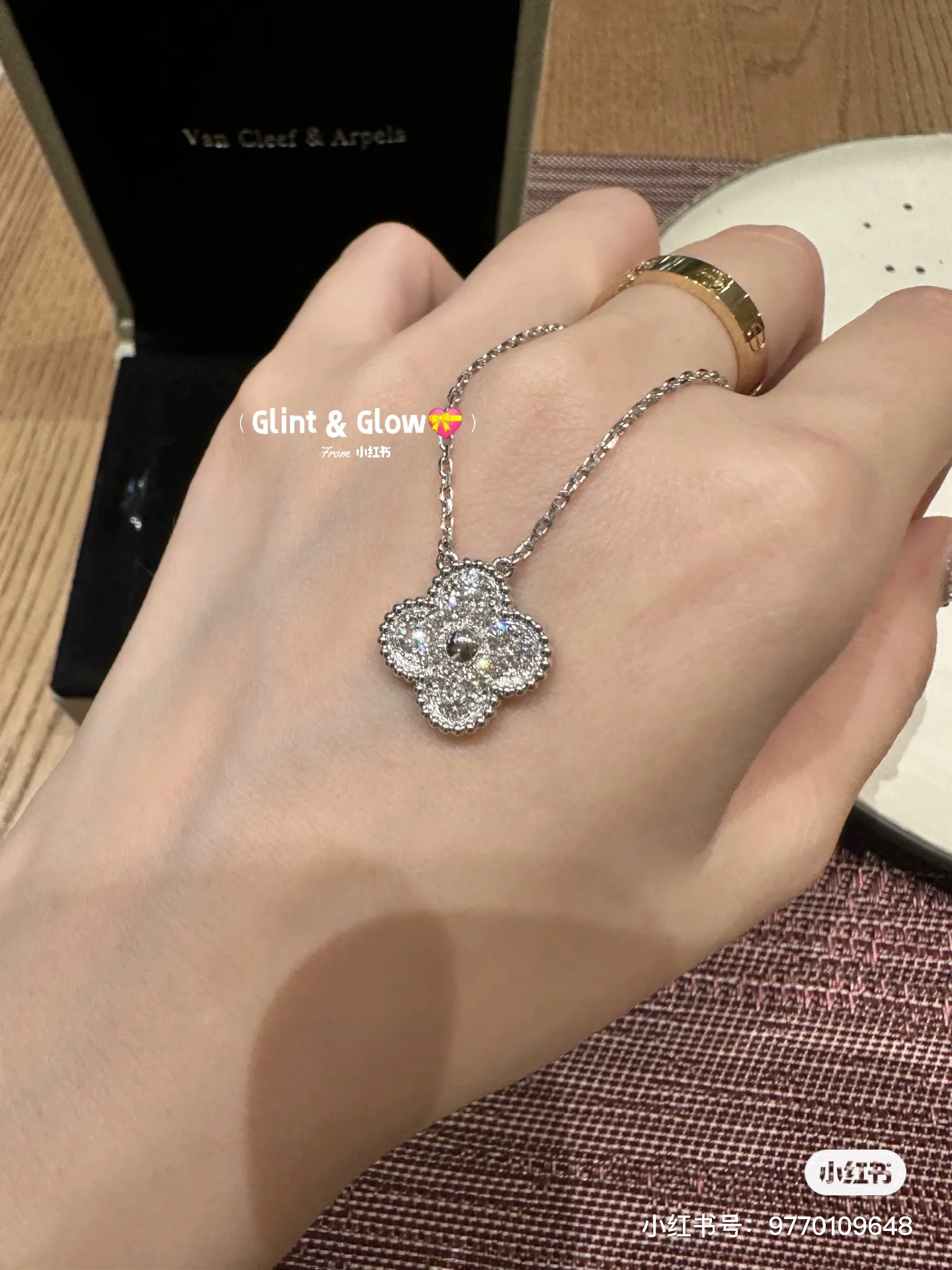 NO:102492,Vca Van Clerk Arpels Full-diamond four-leaf clover clavicle necklace. The shape is super positive, with diamond-shaped drilling on the back, the shape is positive and the bottom is crafted, and the seal is full and typing is printed!  Small and delicate, with a cute feeling that adds exquisite elegance to the ears. Platinum and fashionable, the essential styles to go out on the street. It can be easily controlled whether it is daily outfit or formal occasions. The diamonds are embedded in the sun, which are super flashing, and can catch others' eyes at a glance. 925 sterling silver thick gold plated, high carbon diamond inlaid, Vac necklace, van clef, necklace, pure silver19860909Vca 梵克雅宝 满钻四叶草锁骨项链 版型超级正,背面菱形钻孔,花型正底端工艺,满封后打字印！ 小巧精致,有种小可爱的感觉增添耳畔的精致优雅,白金色又很时尚,出街必备款式‘不论日常穿搭还是正式场合都能轻松驾驭.满钻镶嵌在阳光下面,超级闪,能一眼抓住别人的眼球. 925纯银镀厚金,镶嵌高碳钻,Vac项链,van cleef,necklace,pure silver,Jewelry