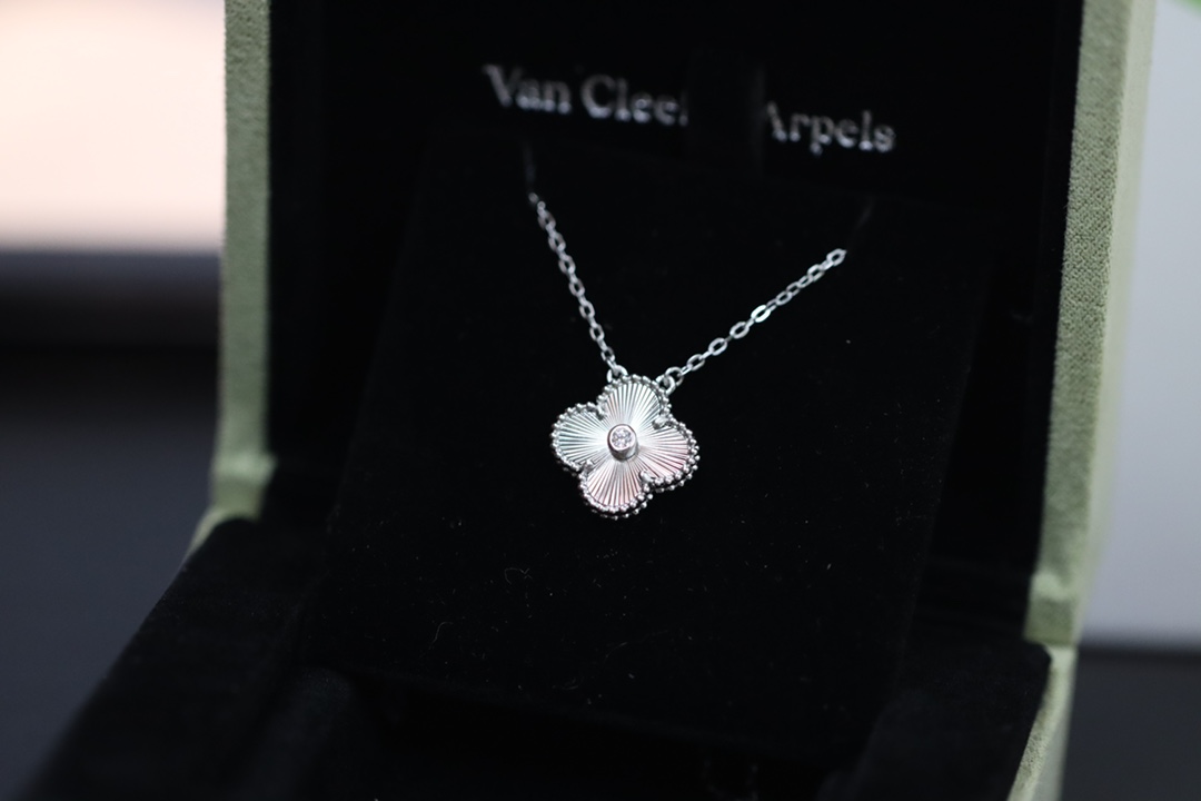 NO:102100,P98s Laser Clover Clamps Necklace with Diamond, a must-have for white and rich beauty, she is superb, two pieces can also be matched into a necklace, choker, zp18k real gold and real diamond ~ Real shot customization, exclusive jewelry craftsmanship, excellent texture, Vac necklace, necklace, pure silver19860909P98 s 带钻镭射四叶草锁骨项链 白富美人手必备 叠戴绝了 两条入 也可以搭配成项链choker佩戴 zp18k真金真钻 ～实拍纯银定制  独家珠宝工艺 质感做工超赞,Vac项链,necklace,pure silver,Jewelry