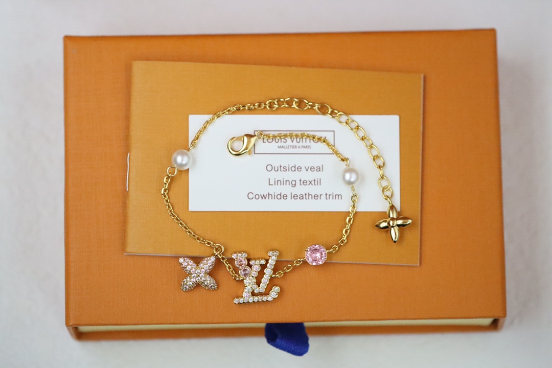 NO:101749,LV Golden Pink Diamond Floral Letter Bracelet TRESOR Bracelet, Golden Full Diamond Letter Floral Pearl Monogram pattern, classic and simple letter design, whoever wears it looks good!  The pink and white crystal is too tender!  The full girlish polished color makes the natural incarnation of classic LV letters, revealing the brand style. The chain can be adjusted to the same classic and versatile style of celebrities., Lv bracelet, louis vuitton, bracelet19860909LV 金色粉钻花卉字母手链 TRESOR手链,金色满钻字母花卉珍珠Monogram图案,经典简约的字母设计谁戴谁好看！ 粉白色水晶颜色太嫩啦！满满的少女感抛光色泽成就经典LV字母的自然化身,流露品牌格调.链条可调节明星同款经典百搭.,Lv手链,louis vuitton,bracelet,Jewelry