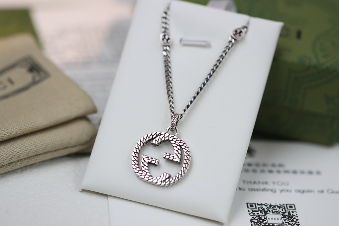 NO:104382,Gucci same style, interlocking braided double G necklace. The interlocking double G pattern was first unveiled in the 1960s and has now become an important iconic element of the brand. The reduced letter intertwined pattern is both a pendant and a part of a thin silver chain, integrating retro design and contemporary elements. The chain length is 50 cm, Gucci necklace, gucci, gucci, necklace19860909Gucci 男女同款 互扣编织纹双G项链 互扣式双G图案于20世纪60年代初次亮相,如今已跻身成为品牌重要的标志性元素.缩小版字母交织图案既是吊坠,也是细银链的一部分,将复古设计和当代元素浑然整合. 链长50厘米,古驰项链,gucci,gucci,necklace,Jewelry