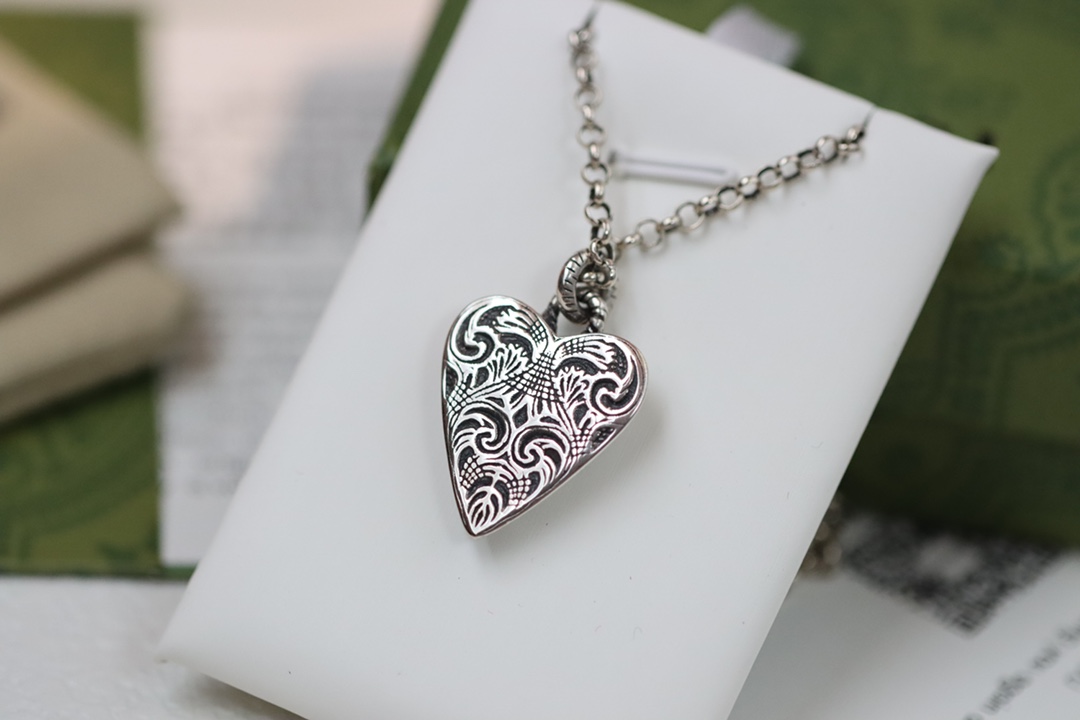 NO:101652,Gucci Arabic three-dimensional heart-shaped engraved collarbone necklace Heart shape is a symbol of love, ingeniously embellished with the new spring and summer series of new mottos engraved heart-shaped pendant. This pendant is engraved with the Latin motto 