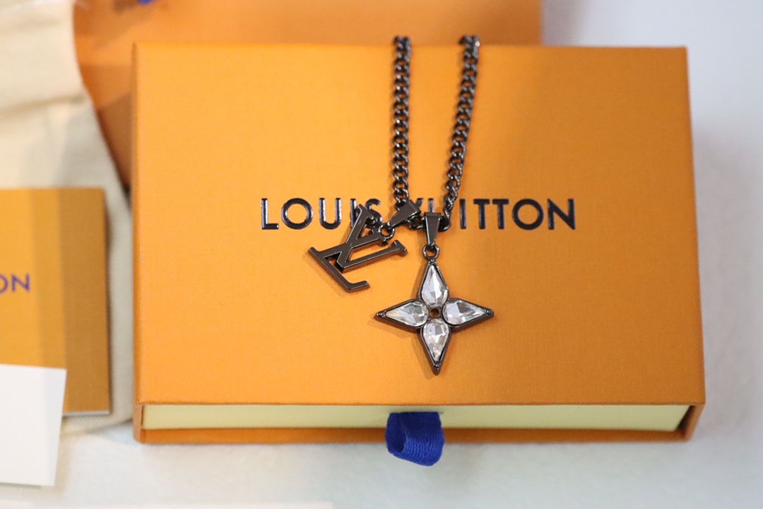 NO:103518,Recommended for popular models LouisVuitton Flower Cut Letter Flower Necklace This Flower Cut necklace cited the iconic Cyclone sunglasses design, injecting modern charm into classic Monogram flowers. LV letter hanging on an adjustable chain strap.,Lv necklace,christian louboutin,louis vuitton,louis vuitton,necklace19860909热销款推荐 LouisVuitton Flower Cut 字母花卉项链 本款 Flower Cut 项链援引标志性 Cyclone 太阳眼镜设计,为经典 Monogram 花卉注入摩登韵致.LV 字母挂饰悬挂于可调节链带之上.,Lv项链,christian louboutin,louis vuitton,louis vuitton,necklace,Jewelry