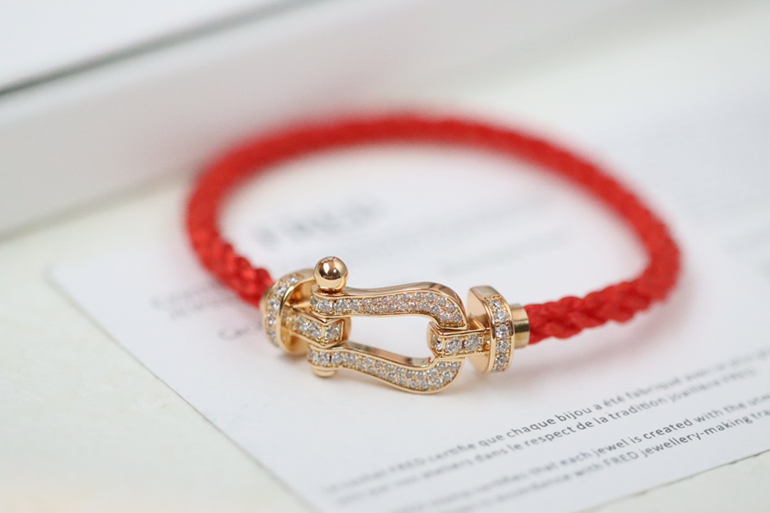 NO:766946,Recommended best-selling models: Fred Rose Gold Horseshoe Full Diamond Red Rope Couple Rope Color Rose Gold Three Types Full Diamonds - Companion Diamonds - Smooth Surface Finely Crafted Inlay Internet Celebrities A must-have item for fashionistas, Fred Bracelet, Bracelet19860909热销款推荐 费雷德/Fred 玫瑰金马蹄全钻红绳 情手侣绳 颜色玫瑰金 三款全钻-伴钻-光面 精微工镶 网红达人 时尚一族备必单品,费雷手链,bracelet,Jewelry