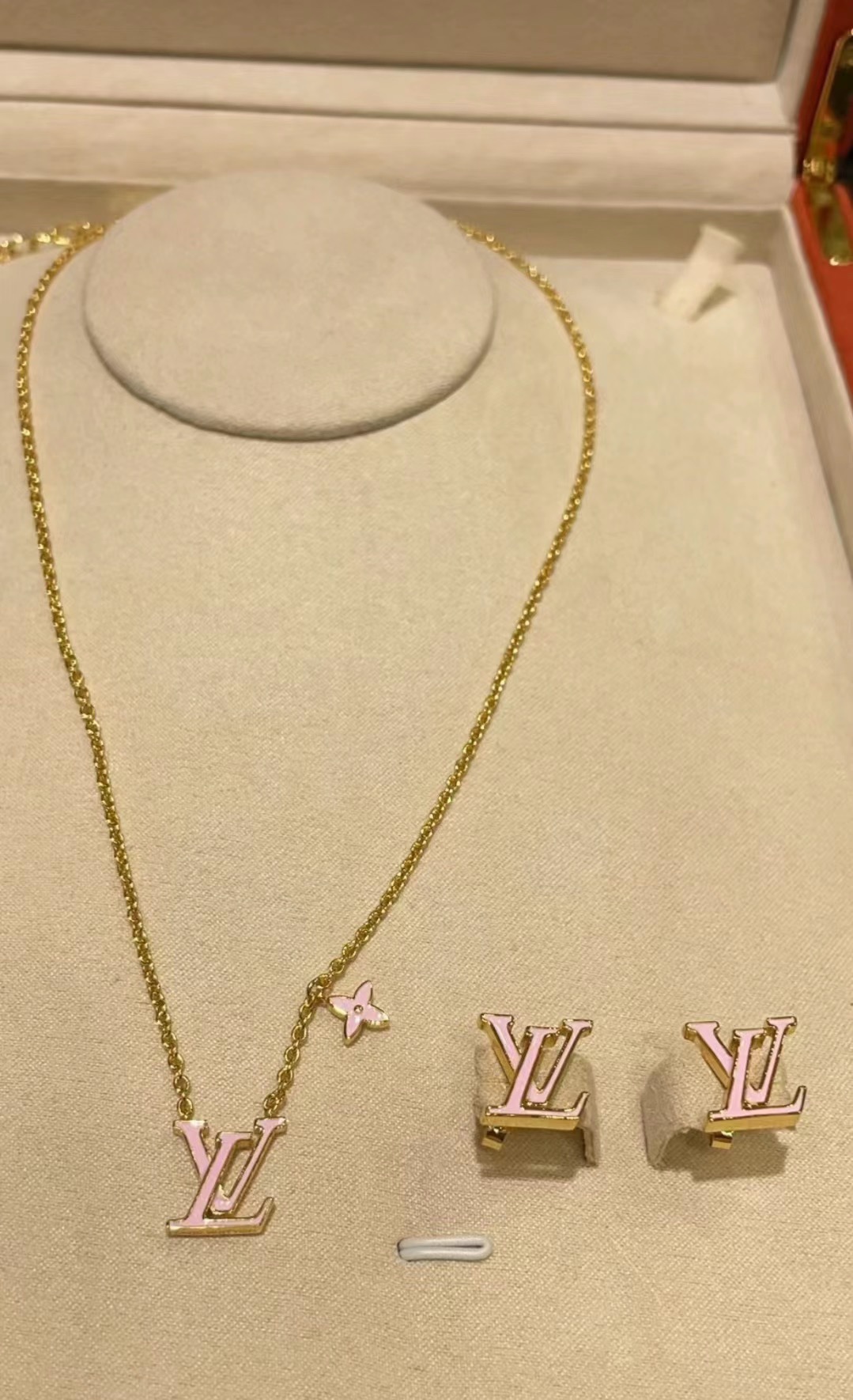 NO:102827,New recommendation (high version) Louis Vuitton Gold Pink Enamel Letter Clavicle Necklace Louis Vuitton Adhering to the exquisite craftsmanship of color metal forged the dazzling LV necklace. Polished color makes the natural incarnation of classic LV letters, revealing the brand style. The chain can be adjusted to three lengths., Lv necklace, louis vuitton, louis vuitton, necklace19860909新款推荐（高版） Louis Vuitton 金色 粉珐琅字母锁骨项链 Louis Vuitton 秉承精湛匠艺色金属锻造耀目 LV 项链.抛光色泽成就经典 LV 字母的自然化身,流露品牌格调.链条可调节为三种长度.,Lv项链,louis vuitton,louis vuitton,necklace,Jewelry